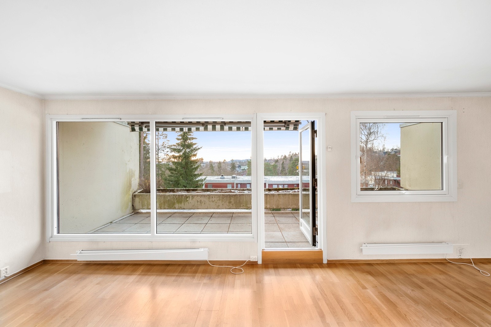 Vinduer med karmer av tre og to-lags glass fra 2013 og 2023. Galleribilde