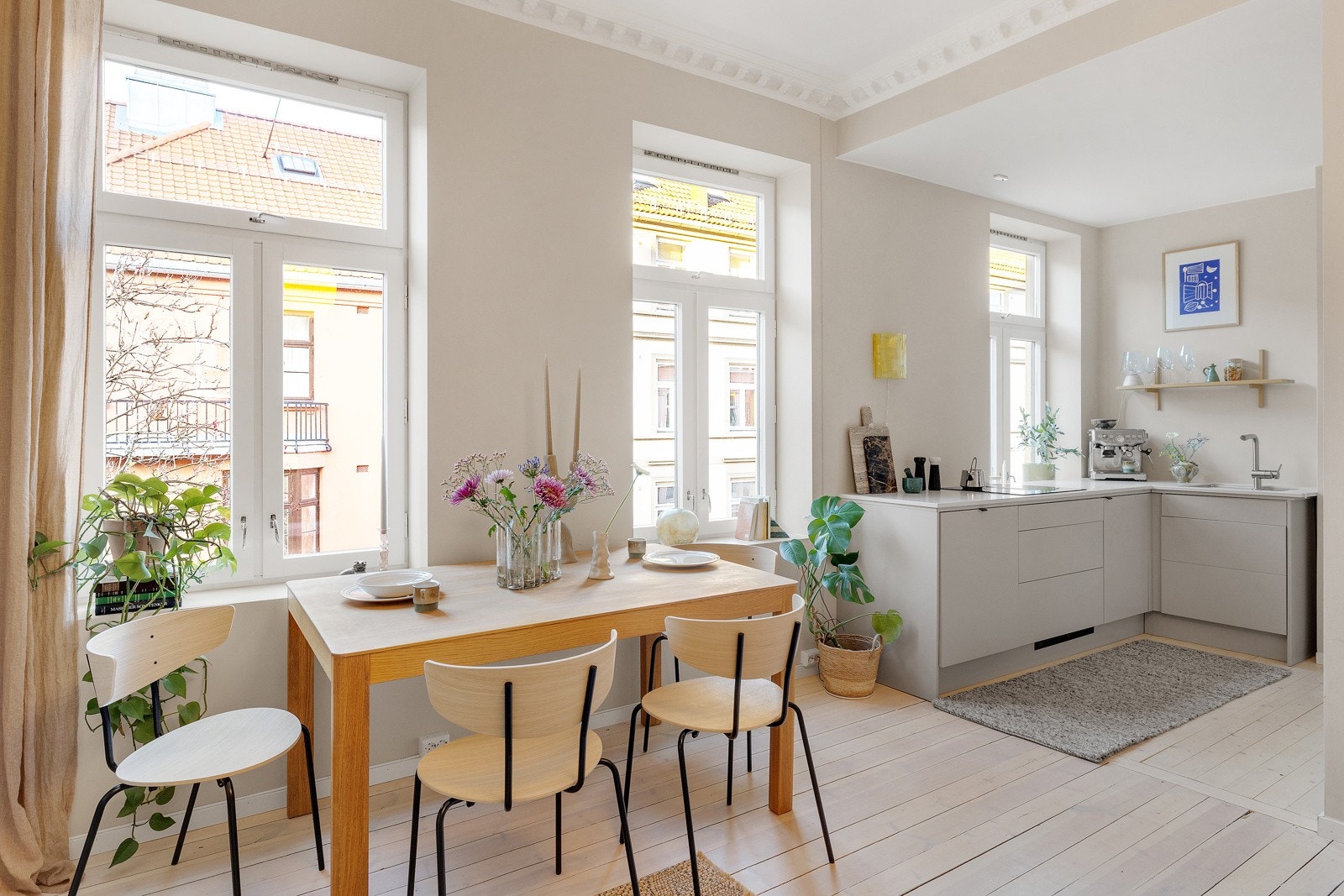 Kjøkkenet har praktisk utforming og rikelig med benkeplass. Galleribilde