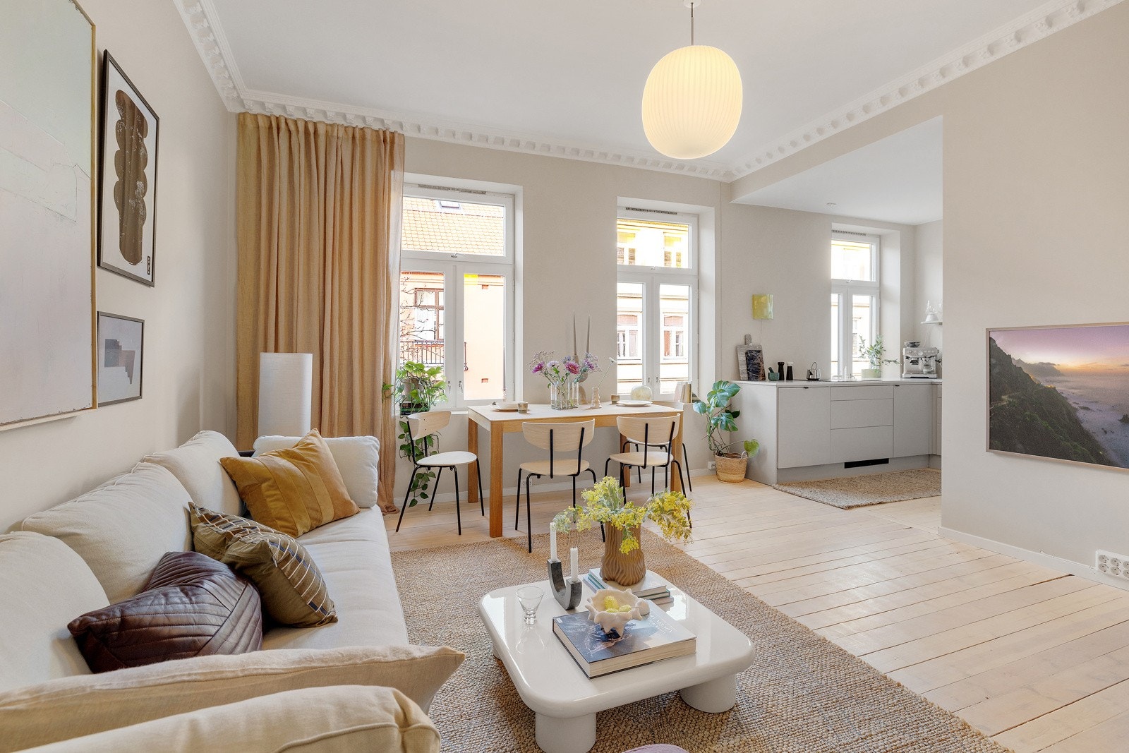 Som vi har gledet oss til å vise dere denne 2025-nyheten! Schübelers gate 11 er en aldeles nydelig klassisk leilighet, som balanserer det moderne og det klassiske på perfekt vis. Galleribilde