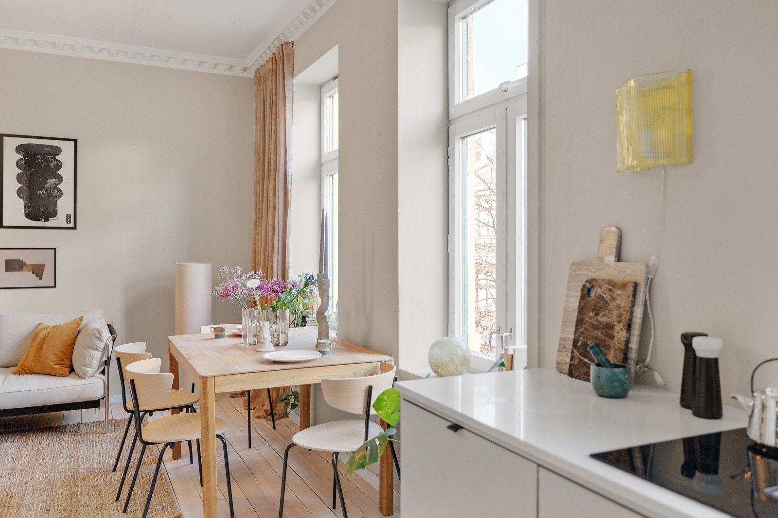 Planløsningen er vellykket, med fin flyt mellom arbeidssonen på kjøkkenet, spisebordet og sofagruppen. Galleribilde