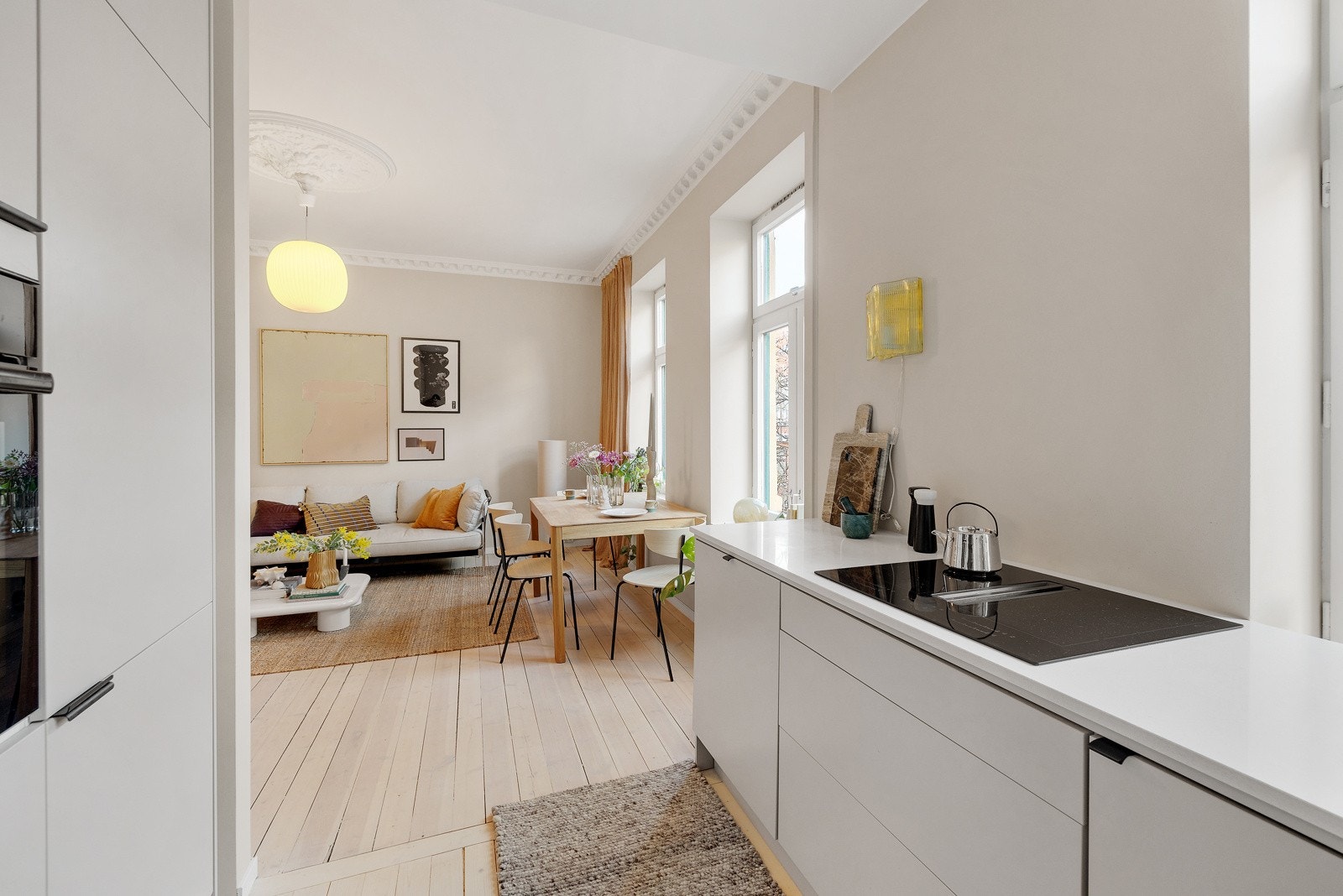 Hvitevarer inkluderer kjøleskap med frys, koketopp, oppvaskmaskin og stekeovn - og disse medfølger ved salg. Galleribilde