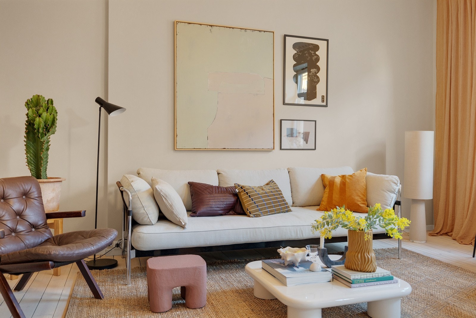 I hjørnet er det pipeløp, dette er allerede benyttet av naboen over, kjøper kan undersøke muligheter for å montere dette også her. Galleribilde