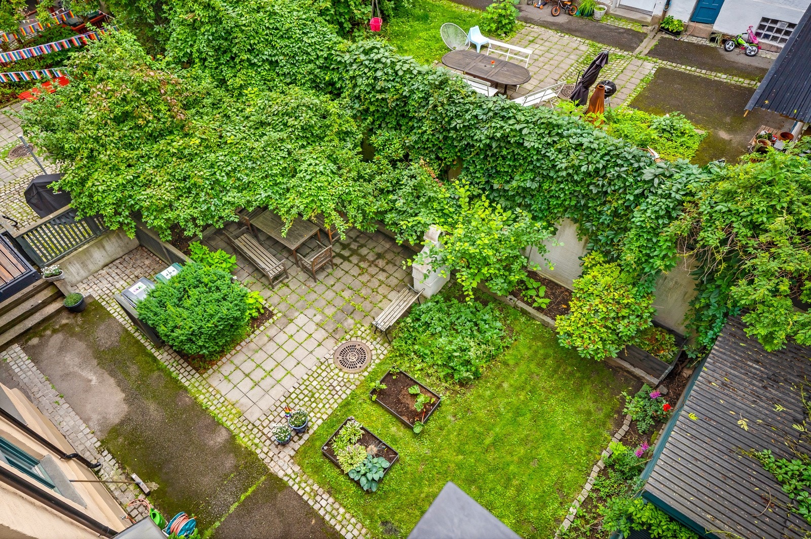 Se hvor deilig bakgården er om sommeren! Vi går jo mot lysere og varmere tider. Forresten - balkongen og begge soverommene vender ut hit. Galleribilde