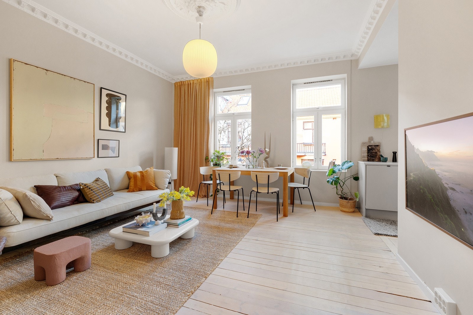 Takhøyden er cirka 2,95 meter, hvilket gjør underverker for romfølelsen. Legg merke til de høye vinduene og de dype postene. Det er tre vinduer i rekke og herlig lysinnslipp. Galleribilde