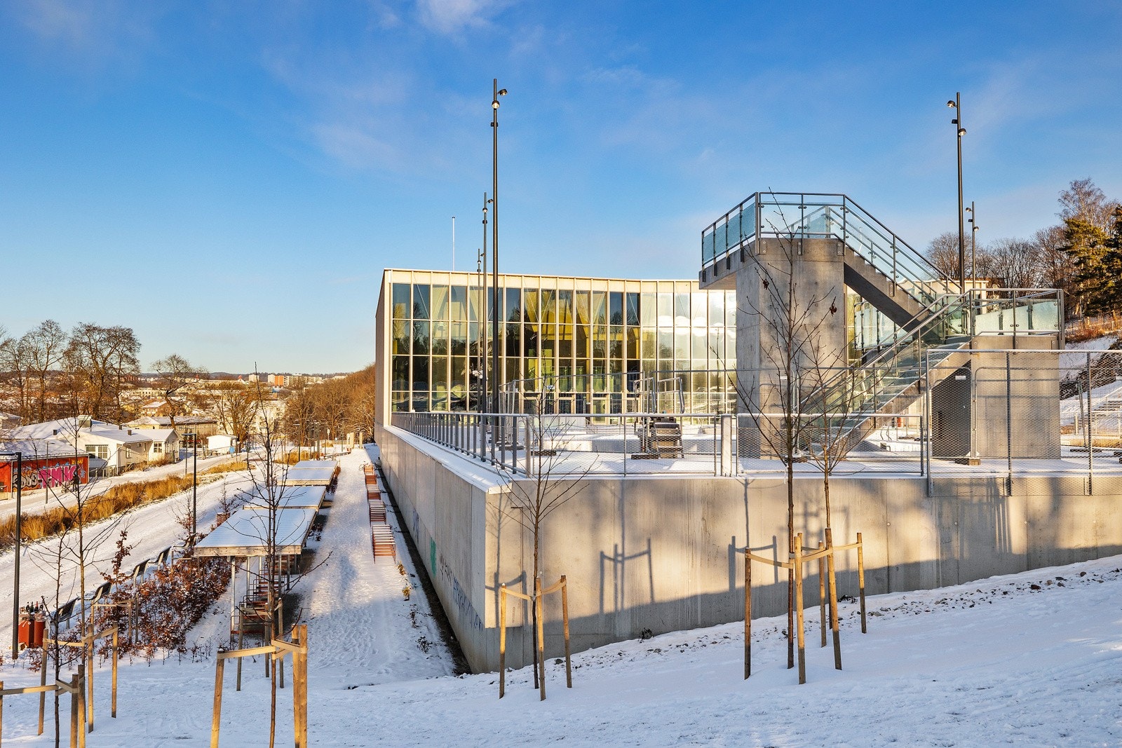 Det nye Tøyenbadet åpner nå ila januar! Badeanlegget inneholder et innendørsbad med fire basseng, et stort utendørs badeanlegg, vannsklie inne og ute, stupetårn inne og ute, samt kafeteria. Galleribilde