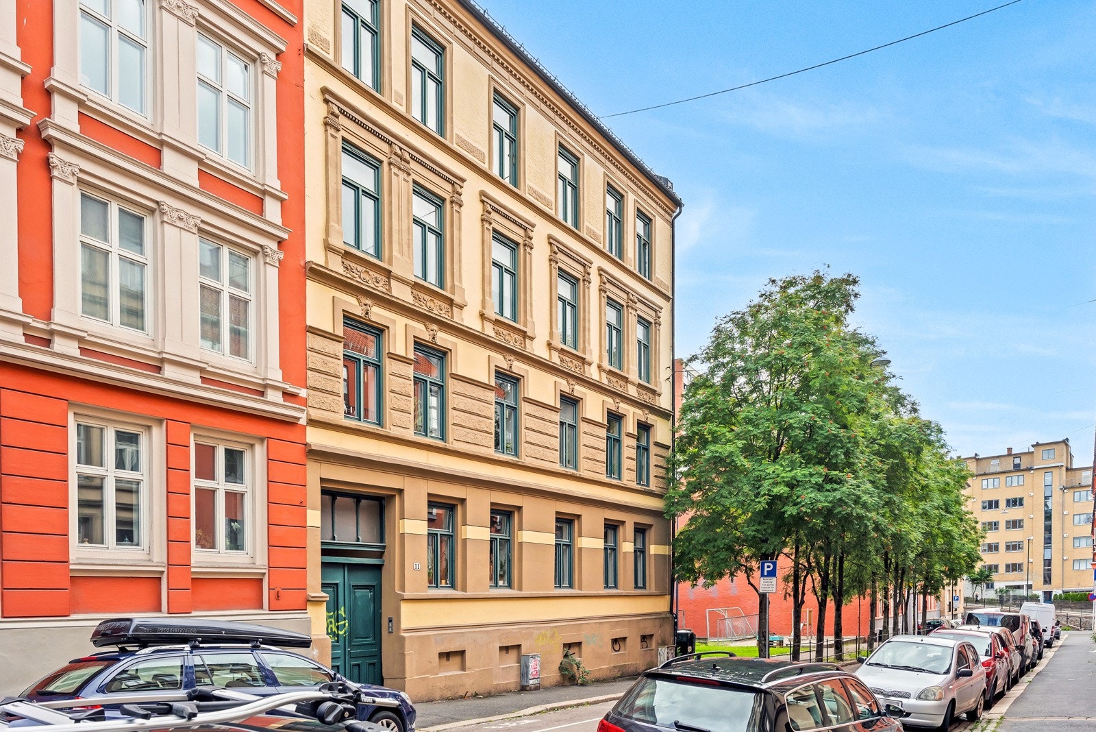 Bygården ligger i en trafikkstille sidegate, med kun 5 minutters gange til T-banen og Tøyen Torg, som nevnt. Du har det aller meste innen gangavstand. Galleribilde