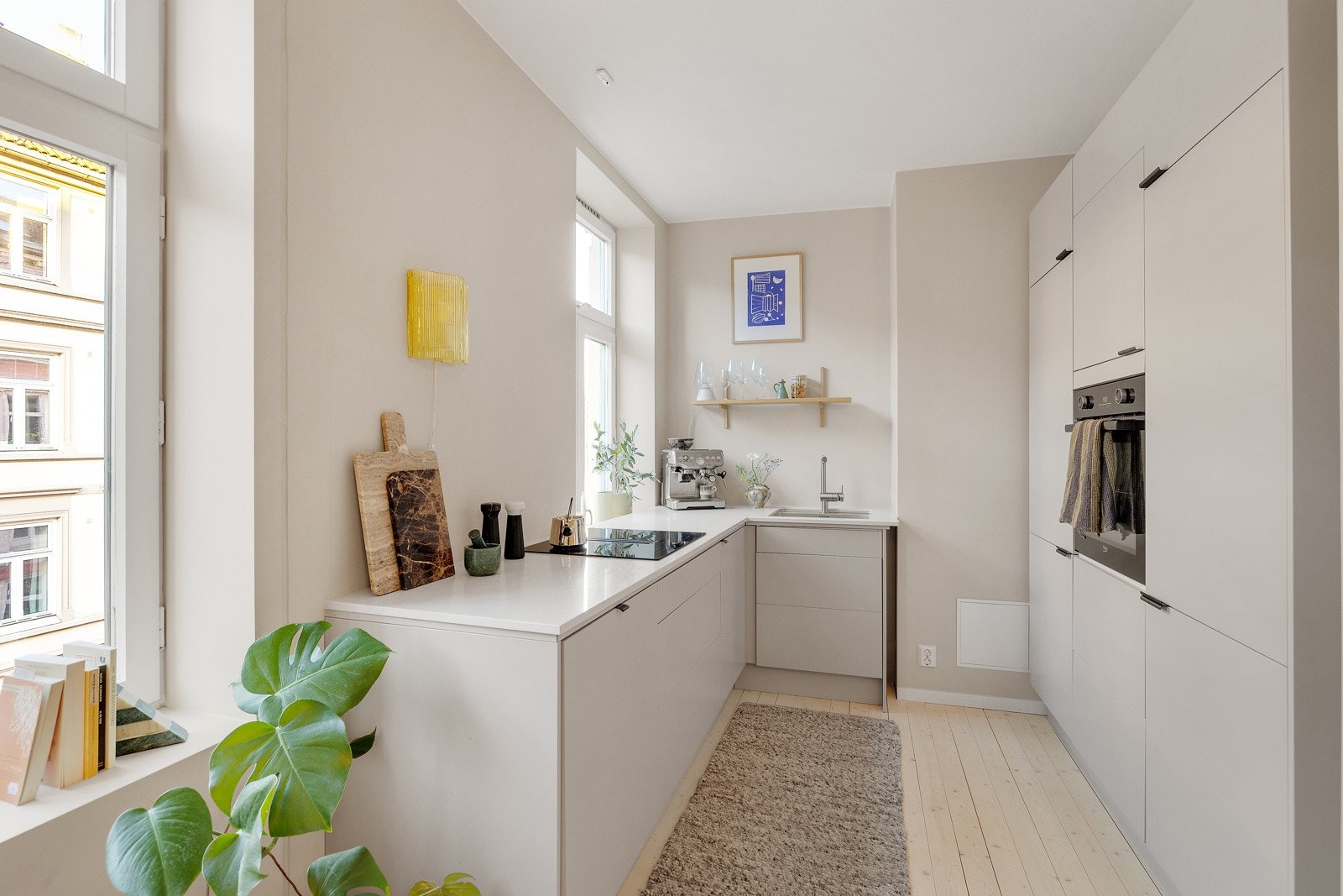 Kjøkkenbenken har slank utførelse og består av stein. Galleribilde