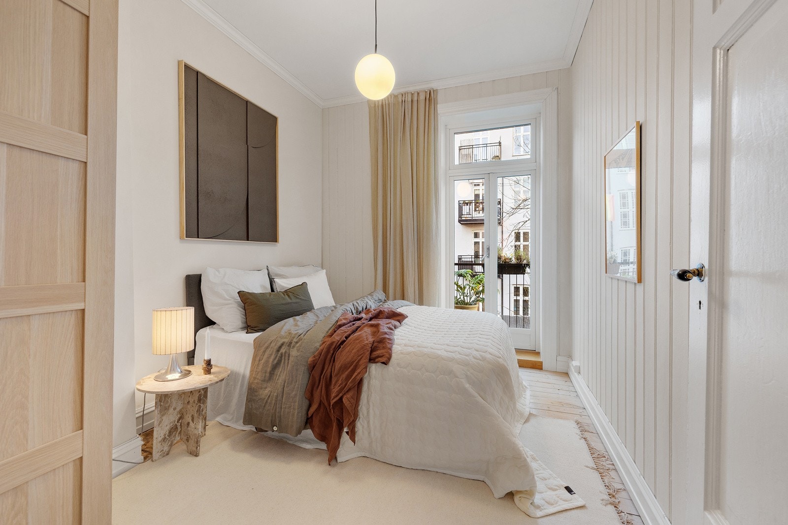 Soverom 2: Fargepaletten i hele leiligheten er stilsikker og dus. Galleribilde