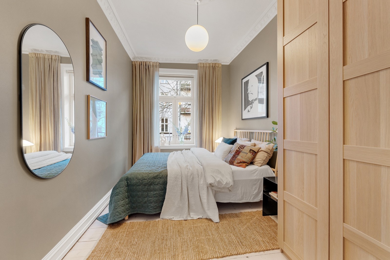 Begge soverommene vender ut mot lukket gårdsrom, skjermet fra biltrafikk. Galleribilde