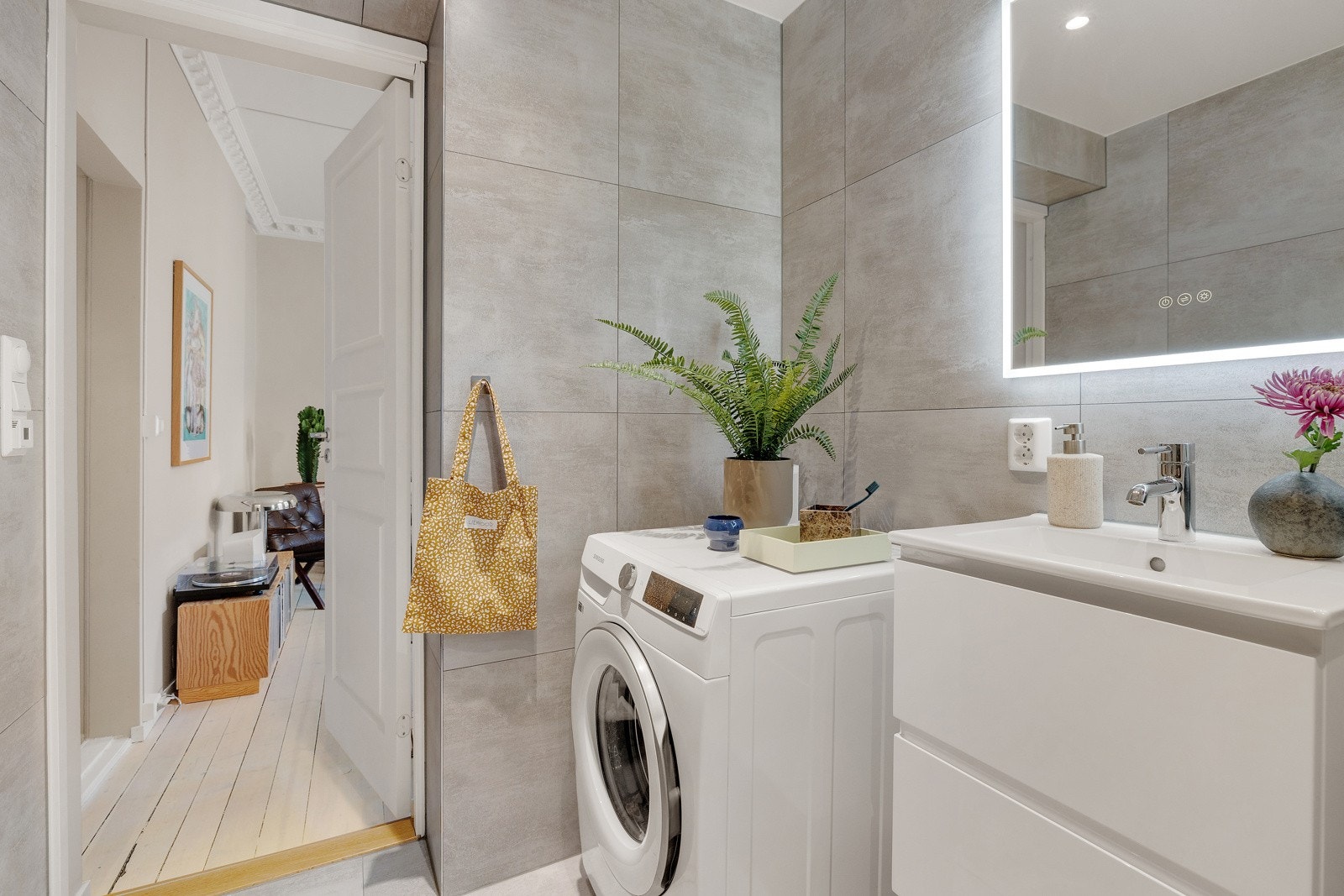 Badet er moderne, med høy grad av komfort. Belysningen i taket er dimbar, og i gulvet er det varmekabler. Galleribilde