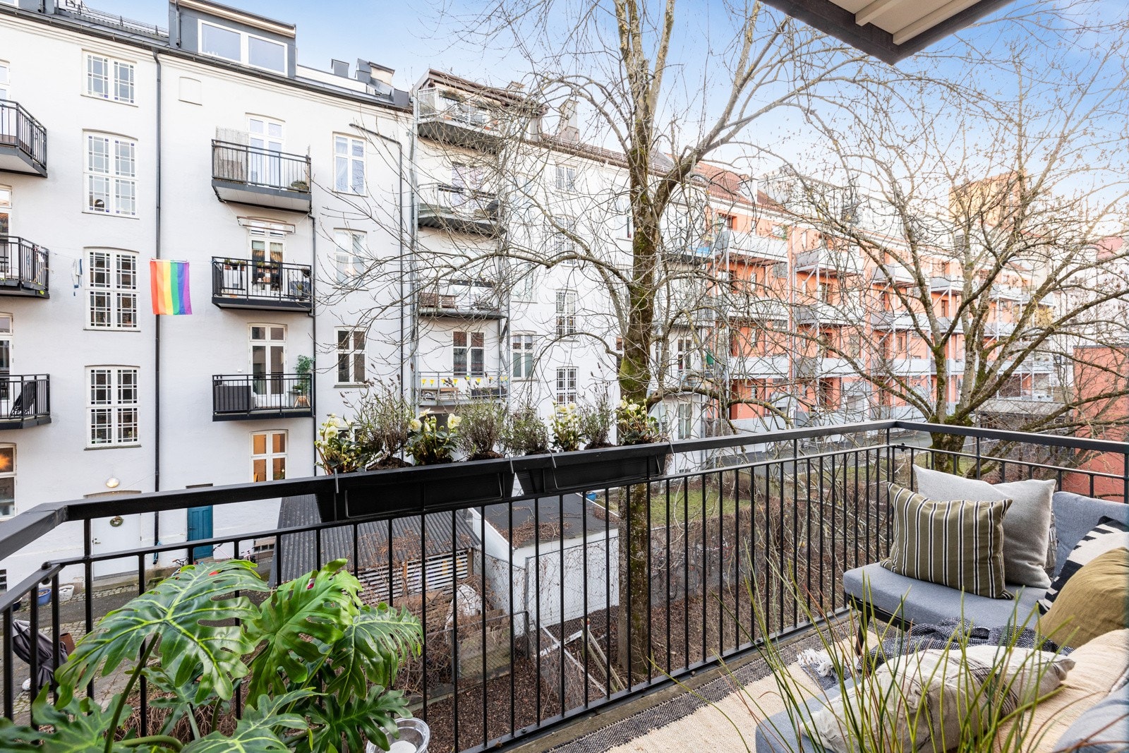 Balkongen er sørøstvendt, med fine solforhold. Galleribilde