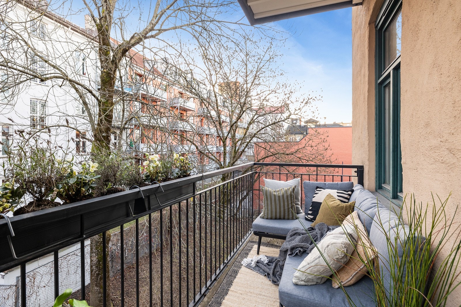 Før du får se videre inne i leiligheten, må du bare få en sniktitt av balkongen. Galleribilde