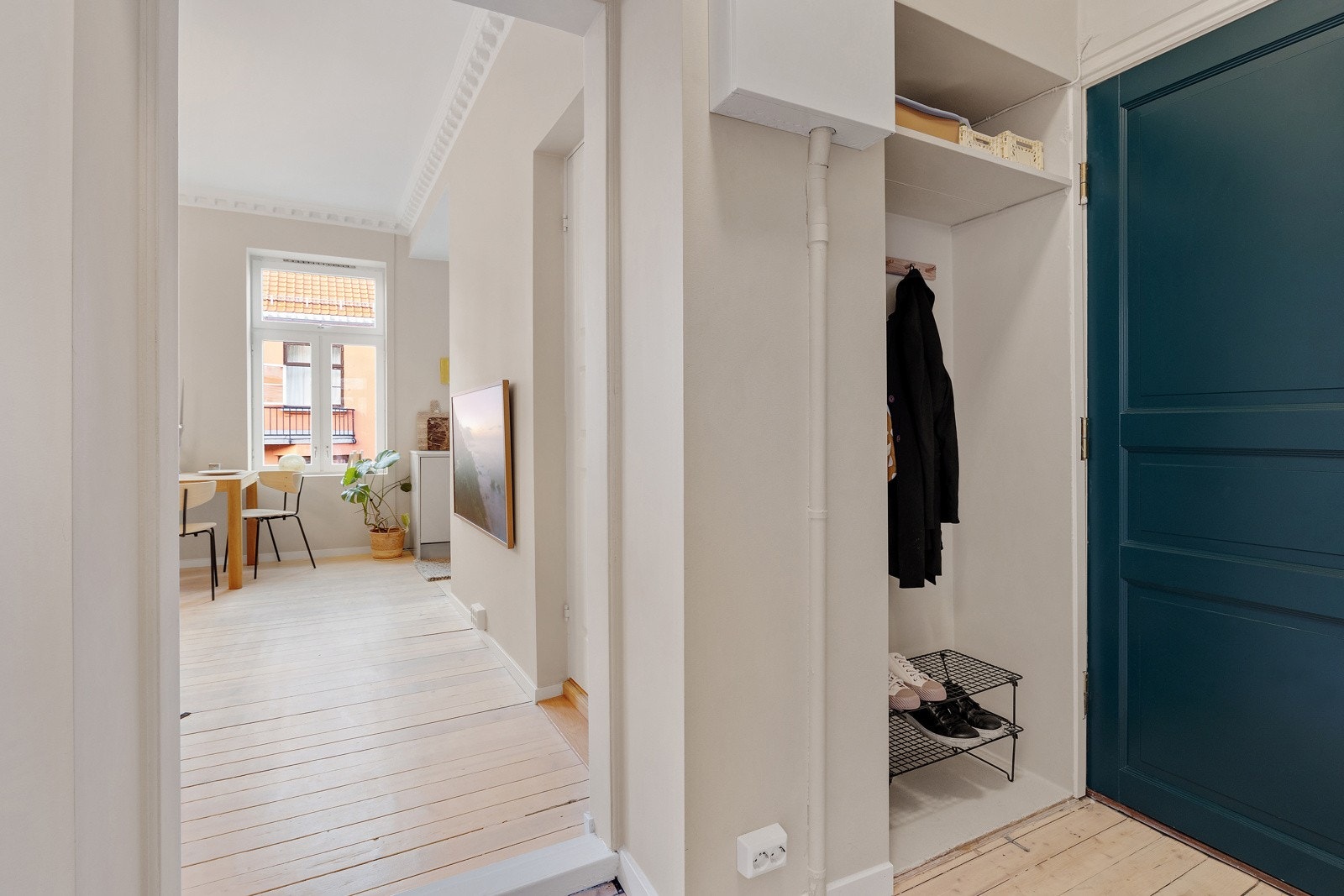 Entréen har fin garderobeløsning. Callinganlegg med døråpner like ved inngangsdøra. Galleribilde