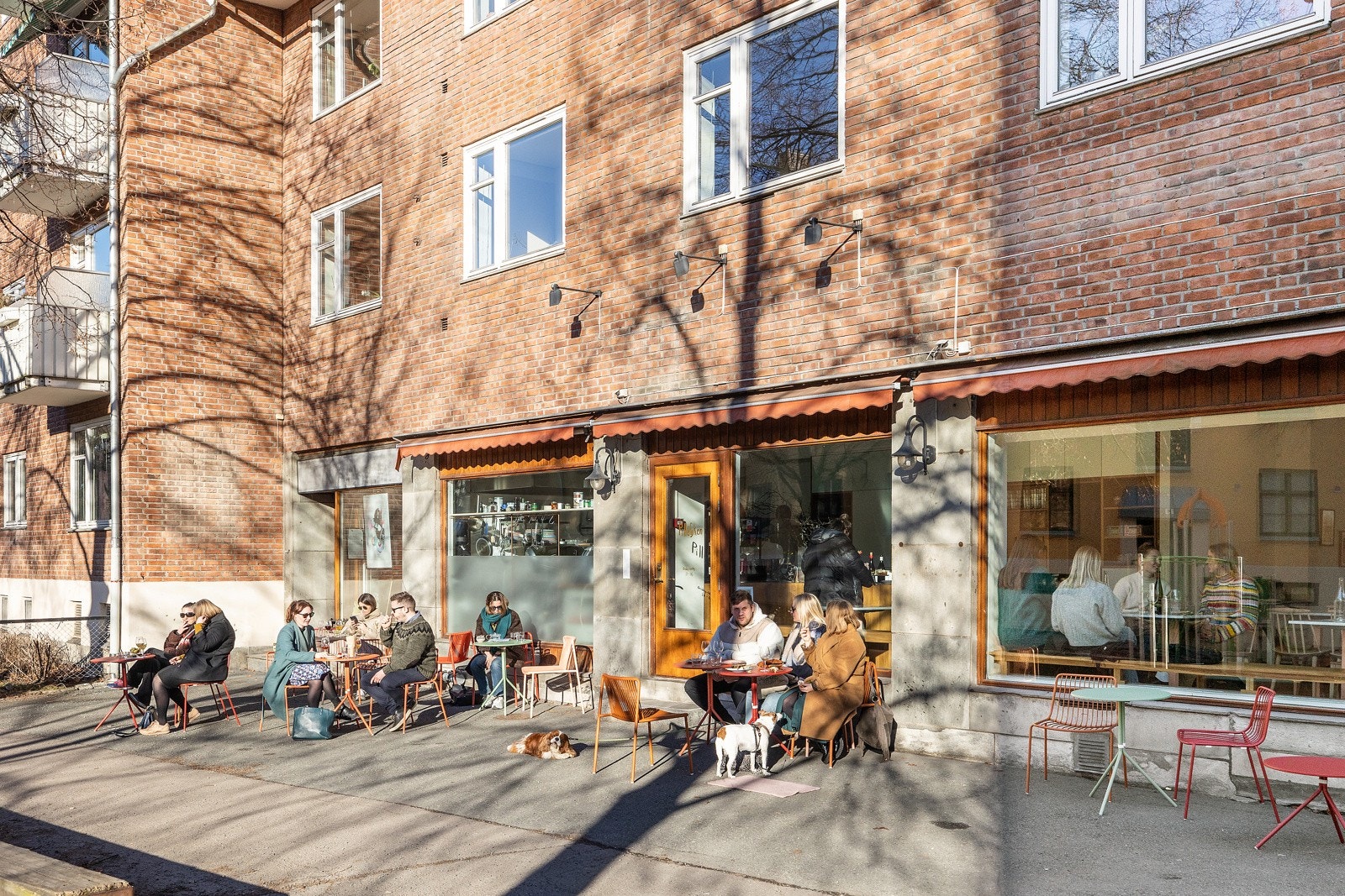 Pillefyken er rett opp gata. Kjempehyggelig sted for en lunsj ute i sola. Galleribilde