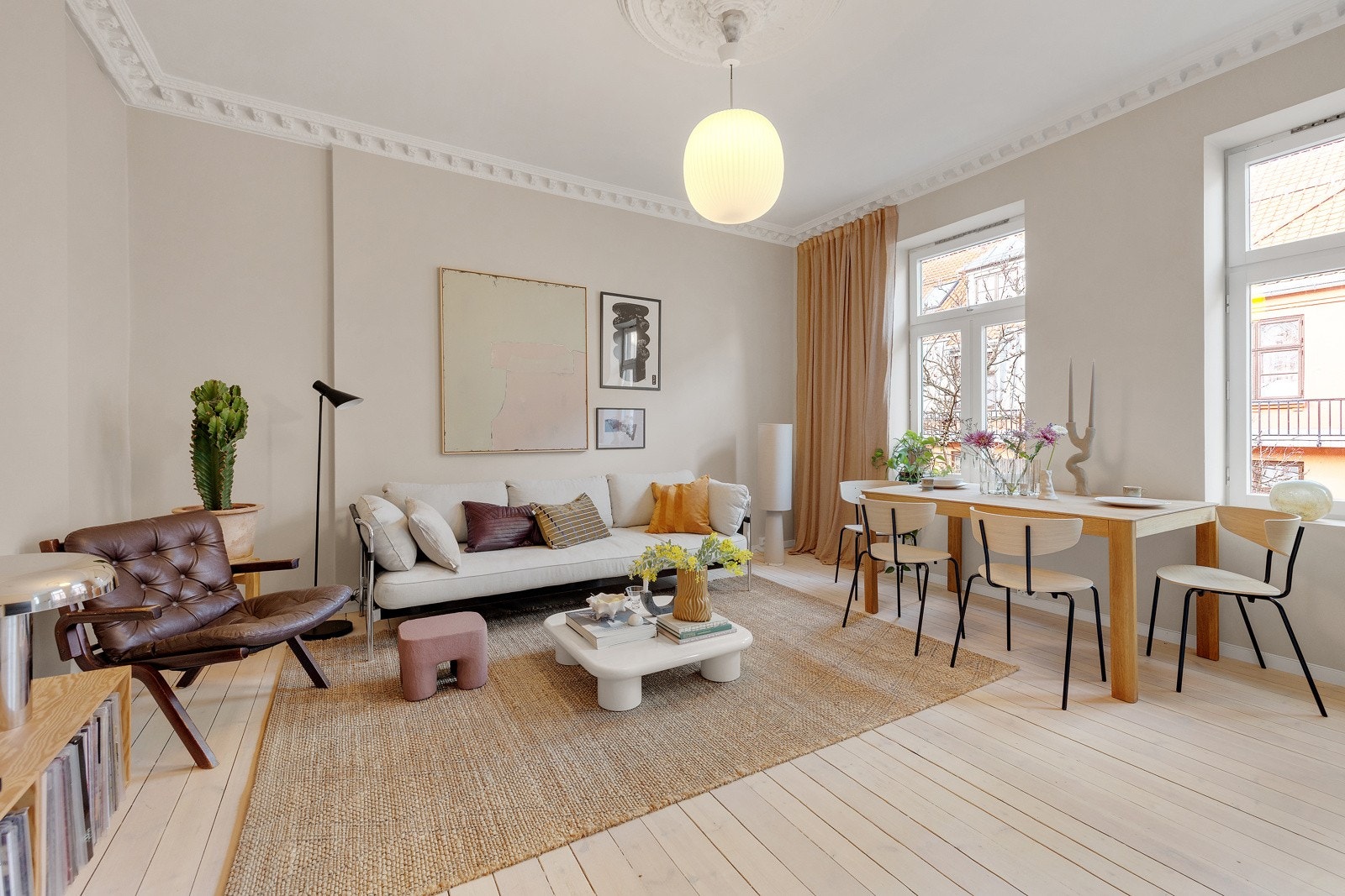 I 2023-2024 ble alle leilighetens rom pusset opp. Kjøkkenet ble flyttet, og utgjør et stort og fint rom i åpen løsning mot stuen. Galleribilde