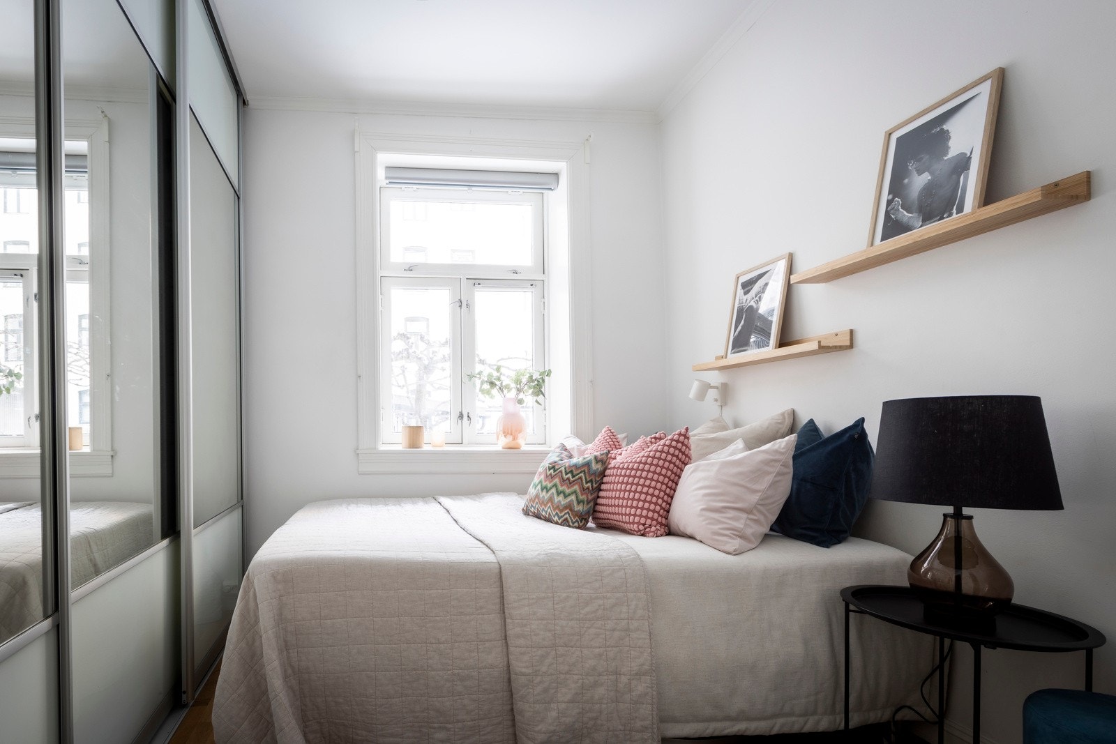 Soverommet vender mot bakgård og har stor skyvedørsgarderobe. Galleribilde