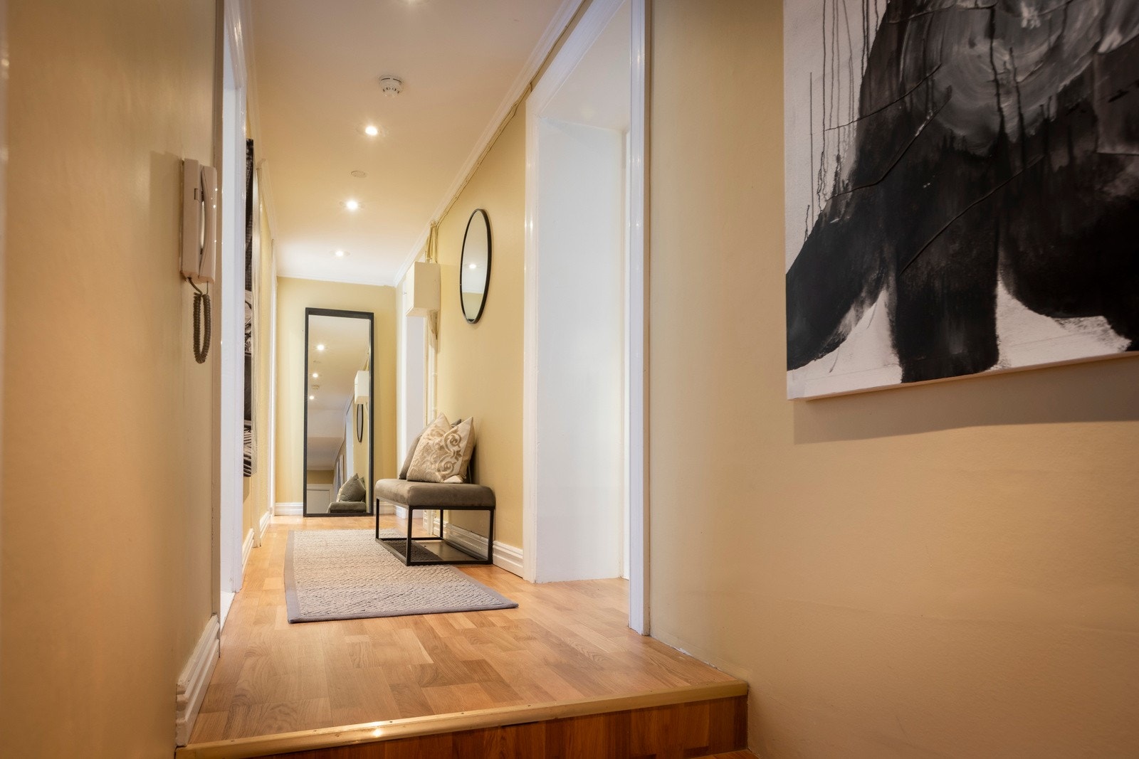 Romslig og fin gang med inngang til alle leilighetens soverom. Galleribilde