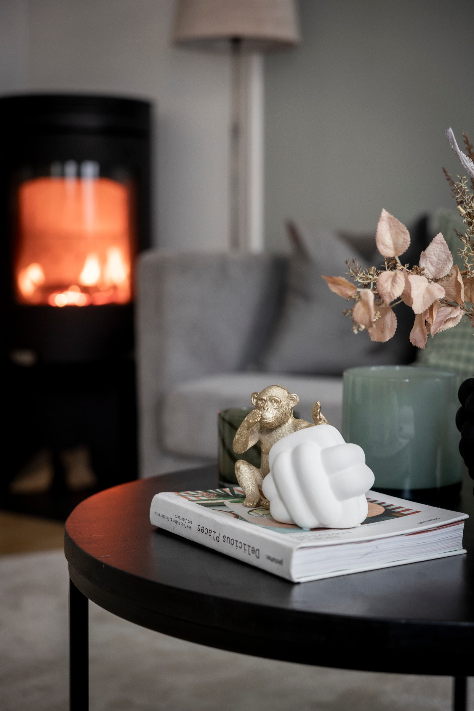 Nyere peisovn som varmer godt på vinteren. Pipene ble rehabilitert i 2012. Galleribilde