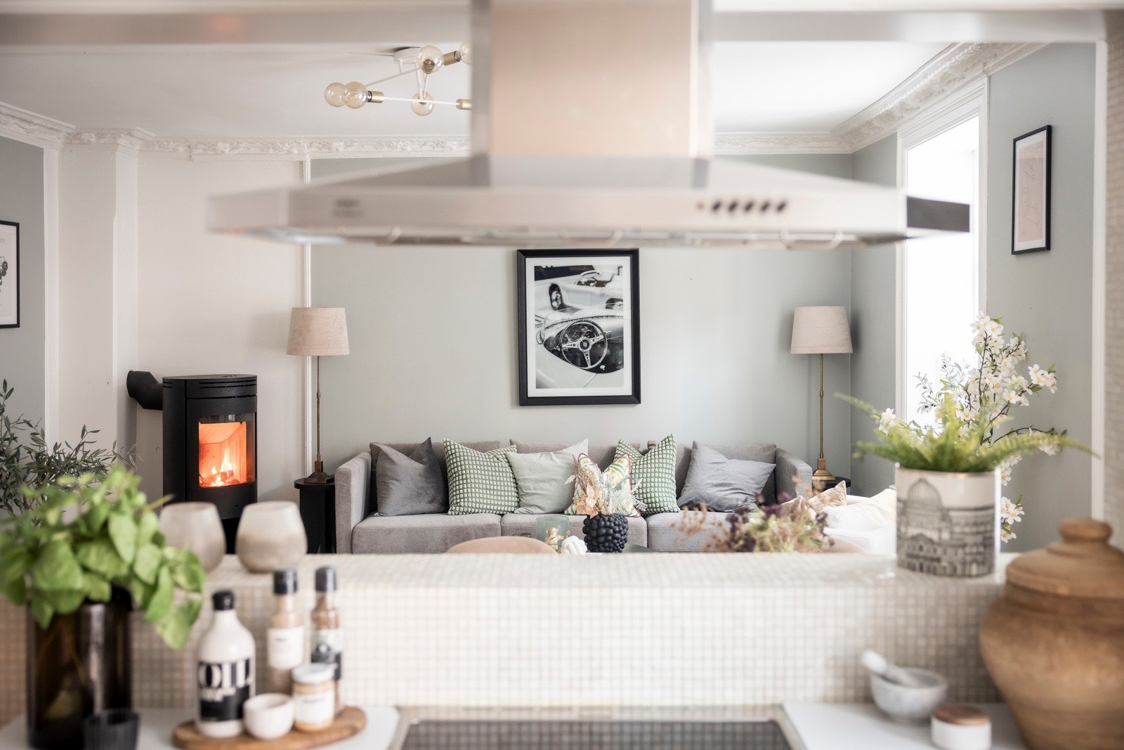 Fra kjøkkenet er det hyggelig utsyn mot stuen. Galleribilde