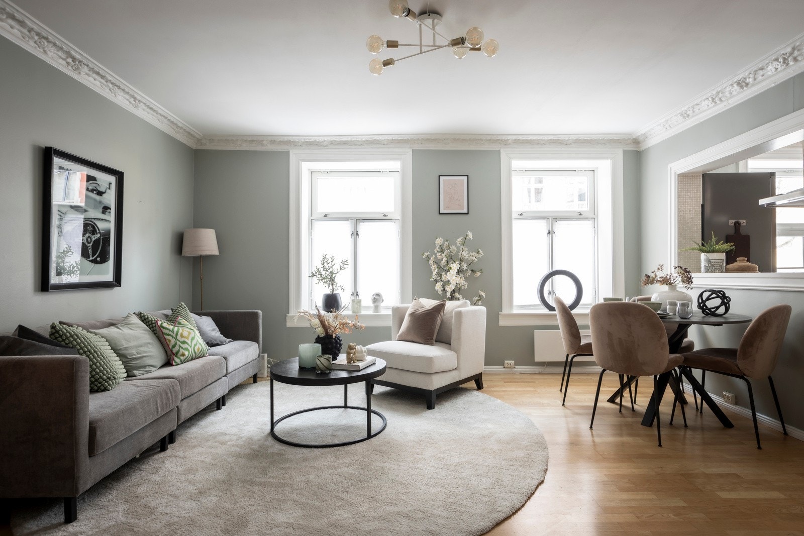 Klassisk bygårdsleilighet med åpen stue/kjøkkenløsning og 3 soverom. Galleribilde