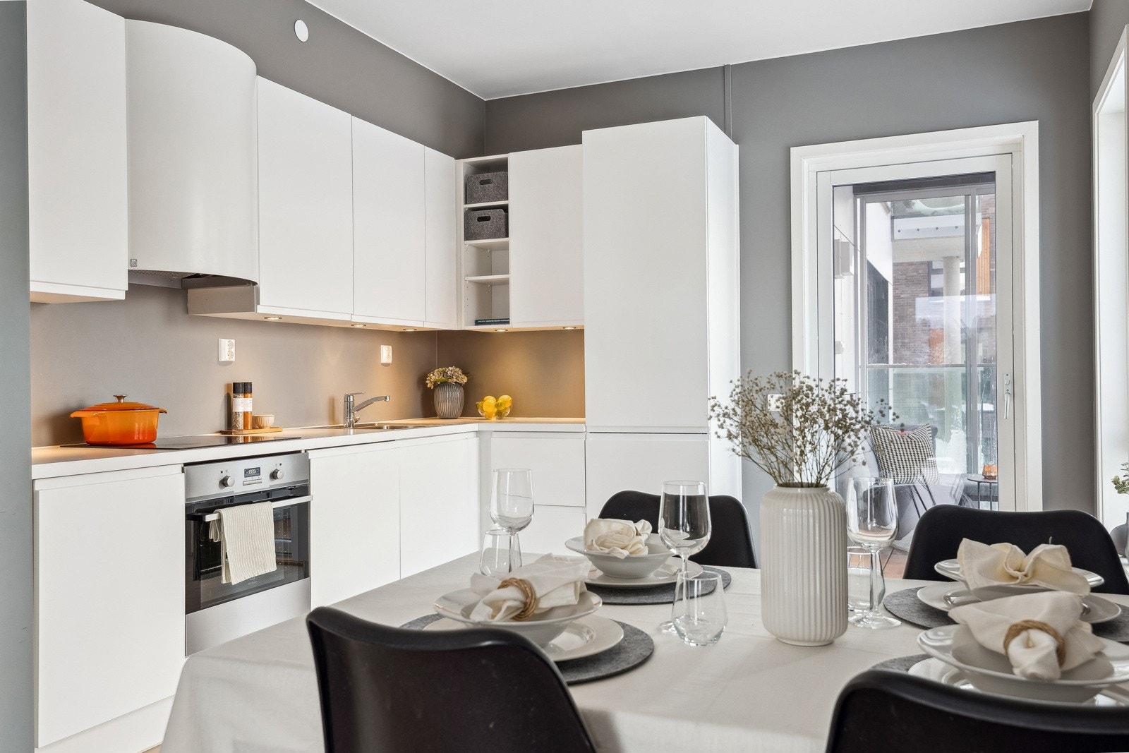 Kjøkkenet har integrerte hvitevarer som stekeovn, platetopp, oppvaskmaskin og kjøleskap med fryser. Galleribilde