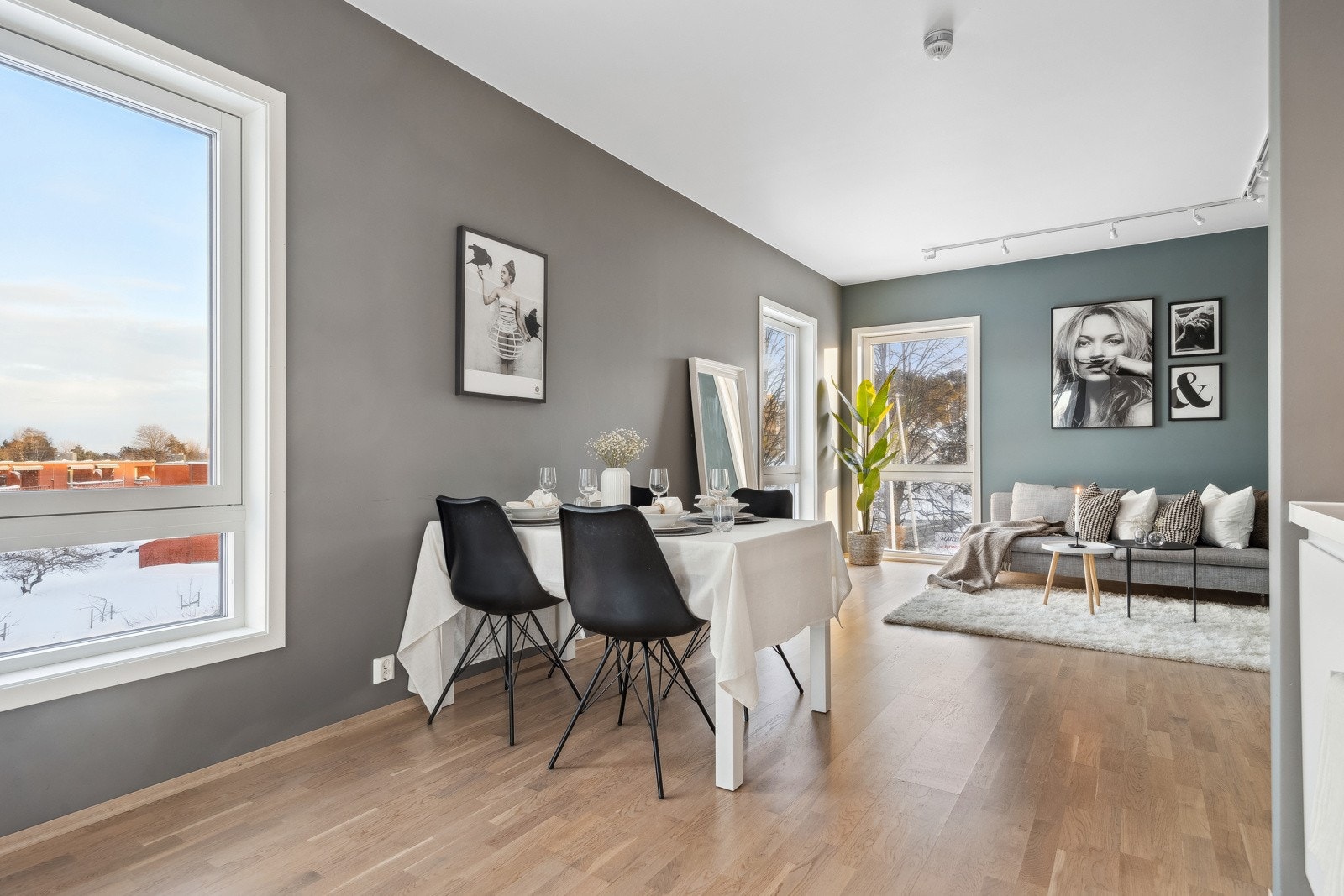 Innvendig har boligen en praktisk planløsning med store rom som er malt i en harmonisk fargepalett. Galleribilde