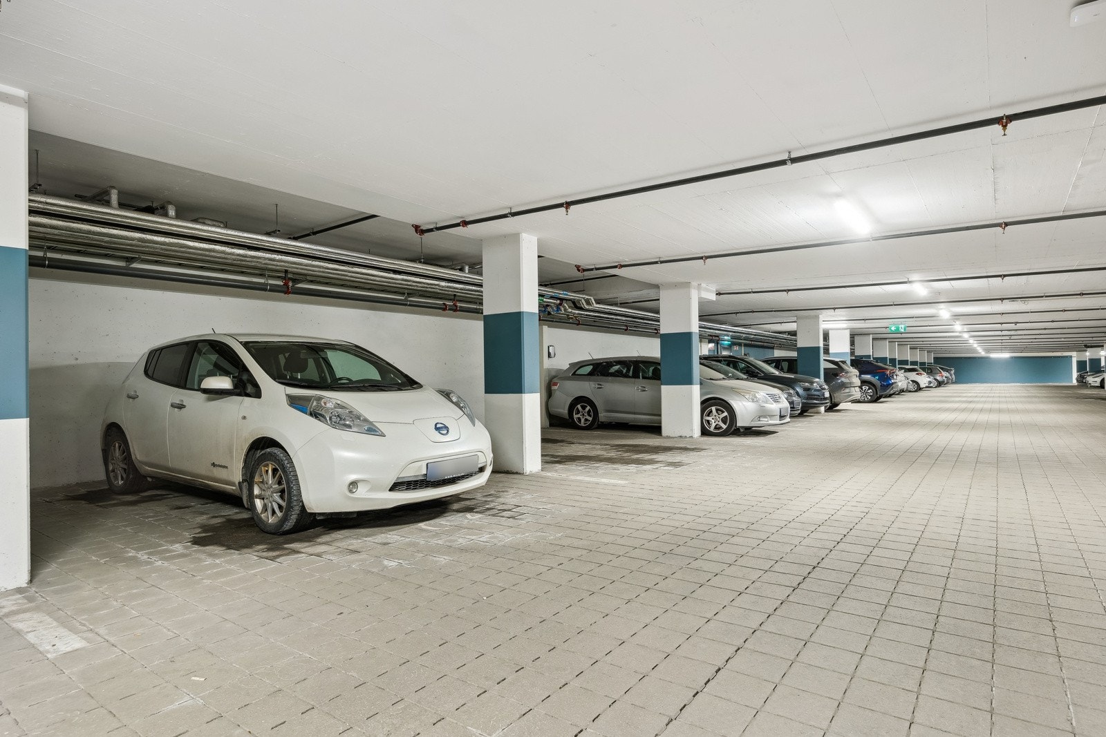 Det følger med parkeringsplass i kjeller. Galleribilde