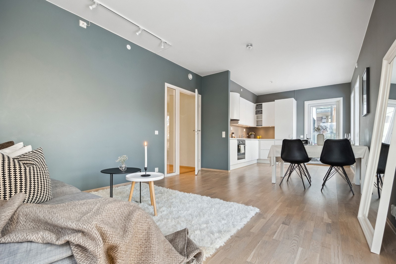 Leiligheten kan by på en tiltalende og lekker stue med store vindusflater som slipper inn rikelig med dagslys. Galleribilde