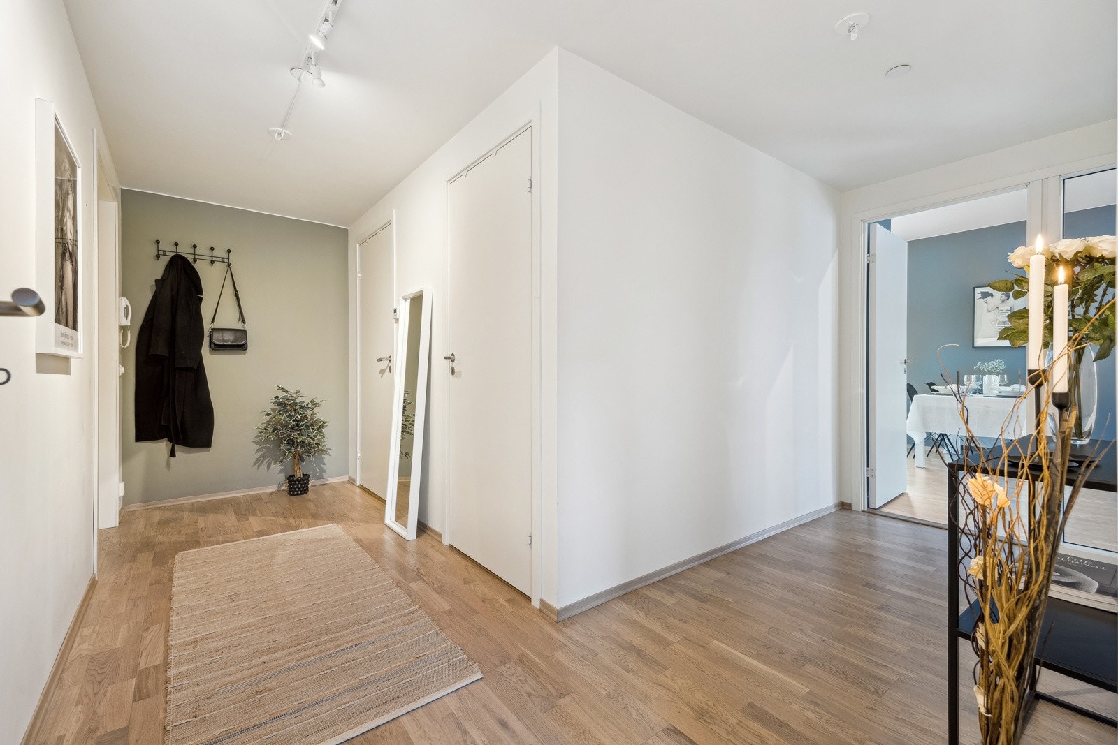 Velkommen inn! Den flotte entreen/gangen gir et flott førsteinntrykk av denne moderne leiligheten. Galleribilde