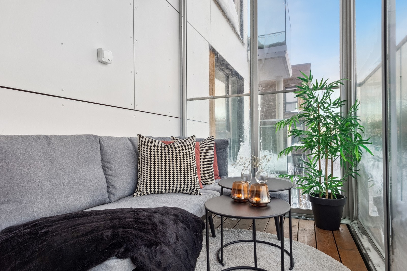Balkongen er innglasset og fungerer som en forlengelse av leiligheten. Galleribilde
