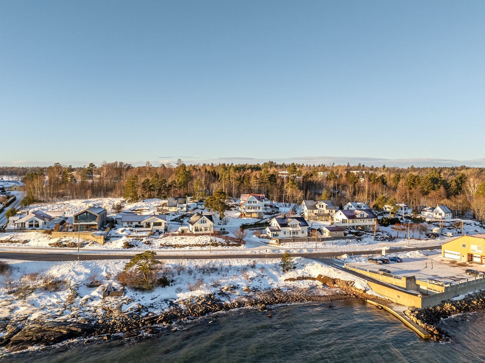 Eiendommen er beliggende, ca 2,5 km sør for Åsgårdstrand sentrum! Her har du alt du trenger for en perfekt livsstil med nærhet til naturskjønne turområder, småbåthavn, seilforening og offentlig kommunikasjon. Galleribilde