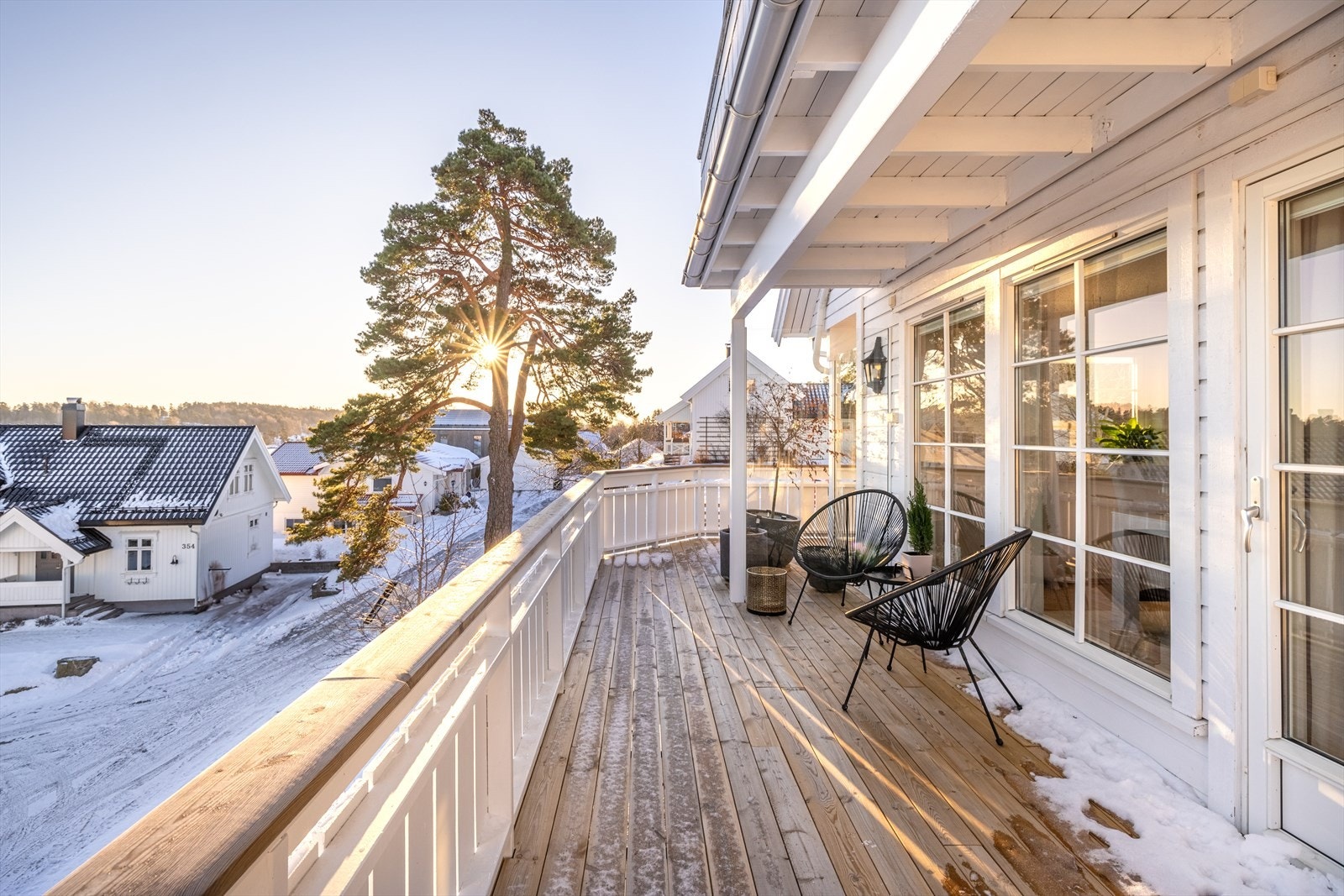 Fra stuen går det dør ut til en stor balkong / terrasse som fanger solen gjennom store deler av dagen. Galleribilde