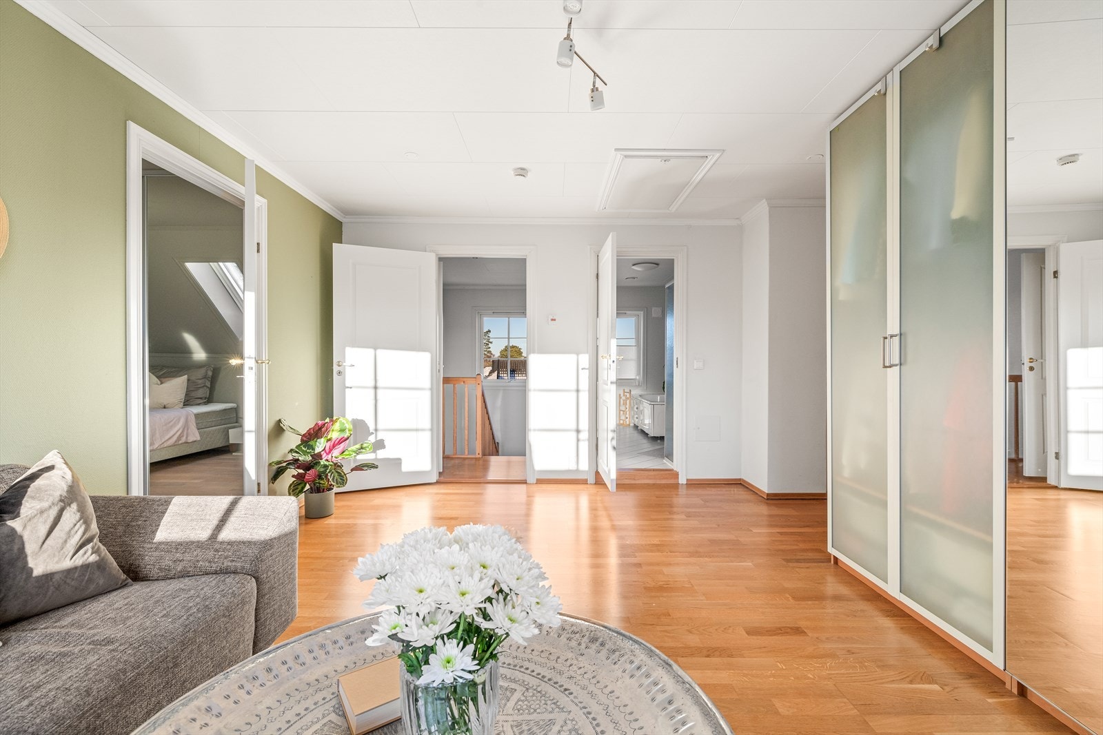 TV-stuen / loftstuen ligger fint plassert mellom soverom og badet i 2. etasje - et flott samlingsrom og et rom for å trekke seg tilbake og nyte en god film eller fotballkamp. Galleribilde