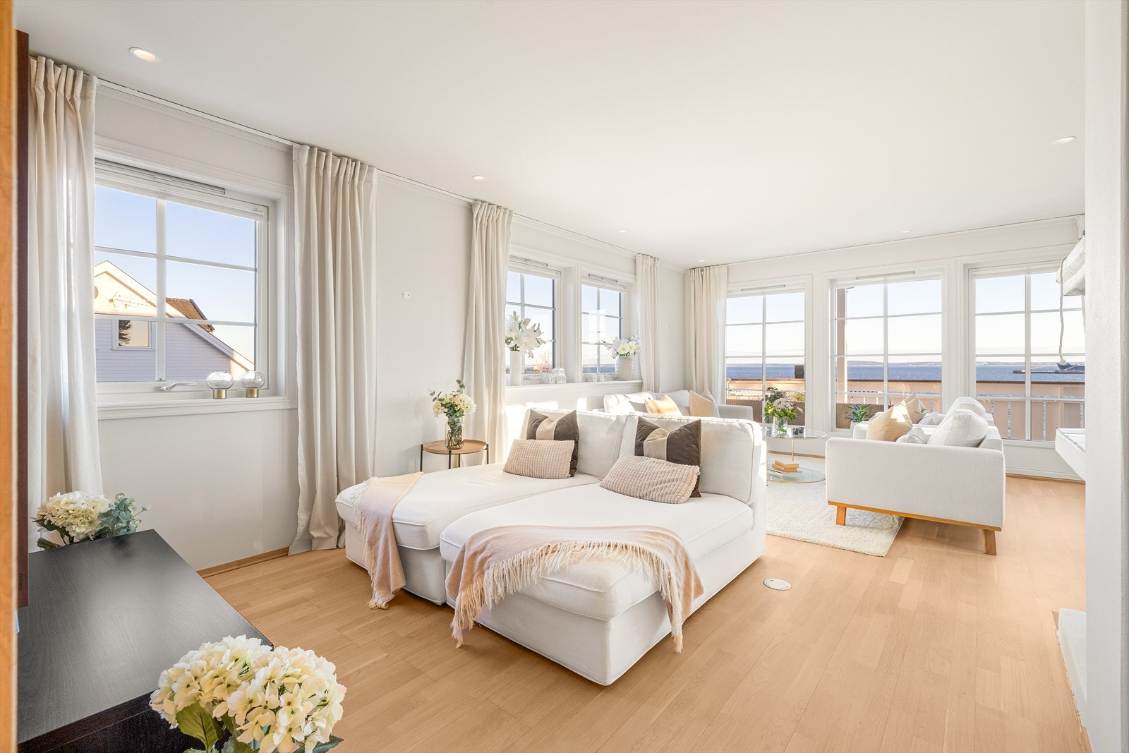 De lyse og slette overflatene fra gulv til tak gir gode muligheter til å skape sitt eget drømmehjem! Galleribilde