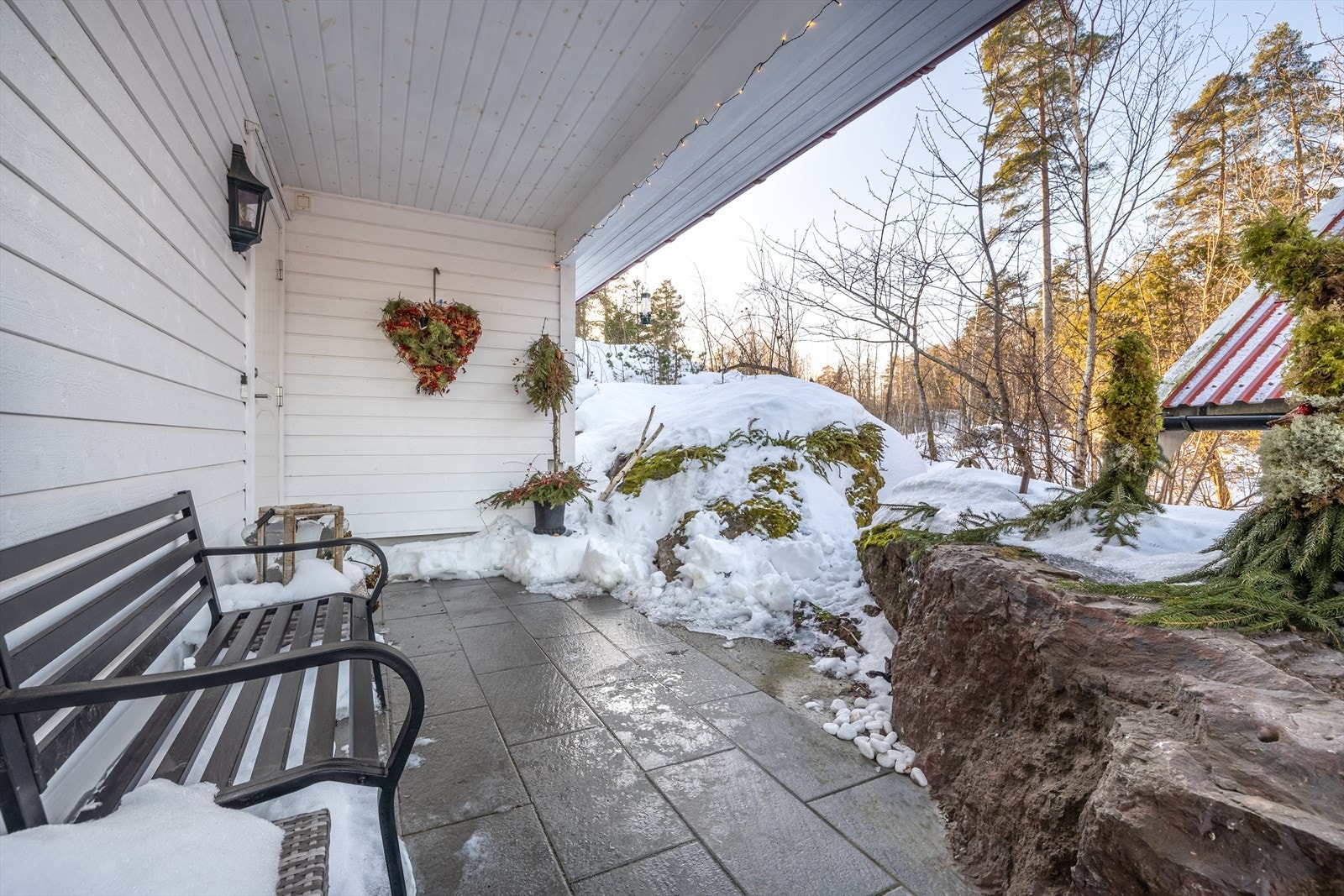 Boligen ble tilbygget i 2014 og er skreddersydd for deg som søker et romslig hus med mye plass og muligheter for leieinntekter. Galleribilde