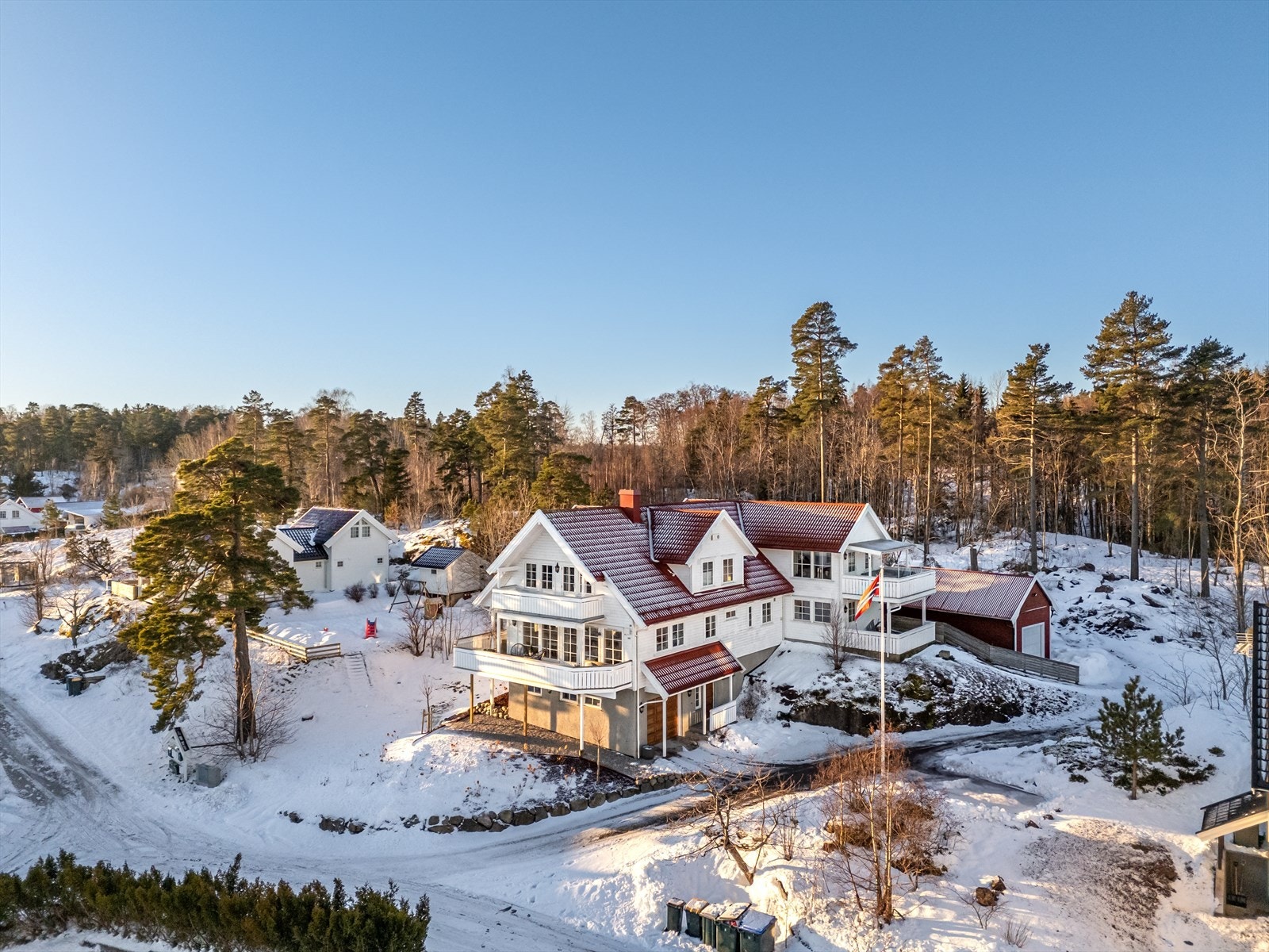 Høyt beliggende enebolig fra 2004 med mulighet for utleie. Galleribilde