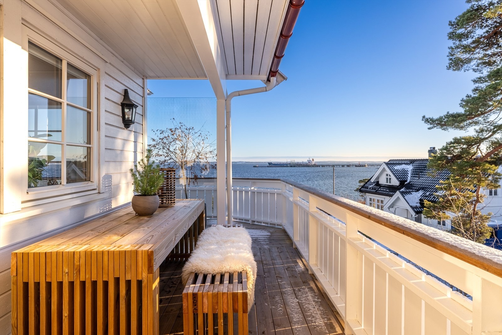 Boligen kan by på nydelig sjøutsikt mot Oslofjorden samt fine solforhold. Galleribilde