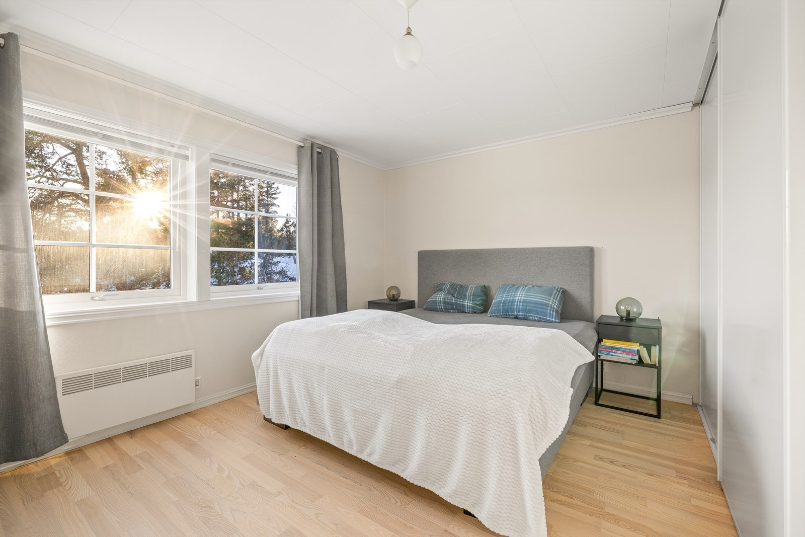 Romslig soverom med god plass til dobbeltseng med tilhørende møblement samt en stor og praktisk skyvedørsgarderobe. Galleribilde