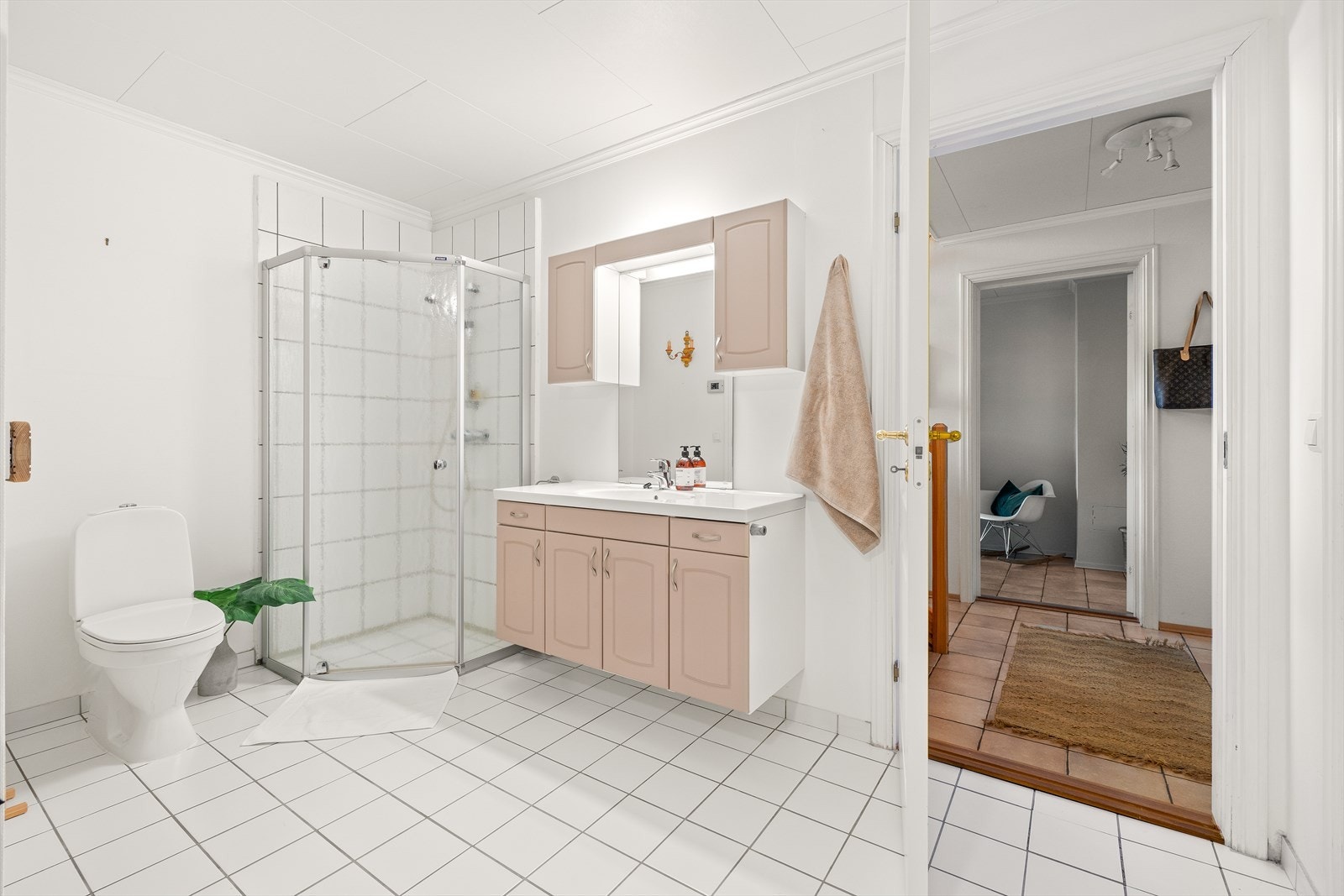 Rommet er innredet med servantinnredning, dusjhjørne, wc samt opplegg for vaskemaskin/tørketrommel. Galleribilde