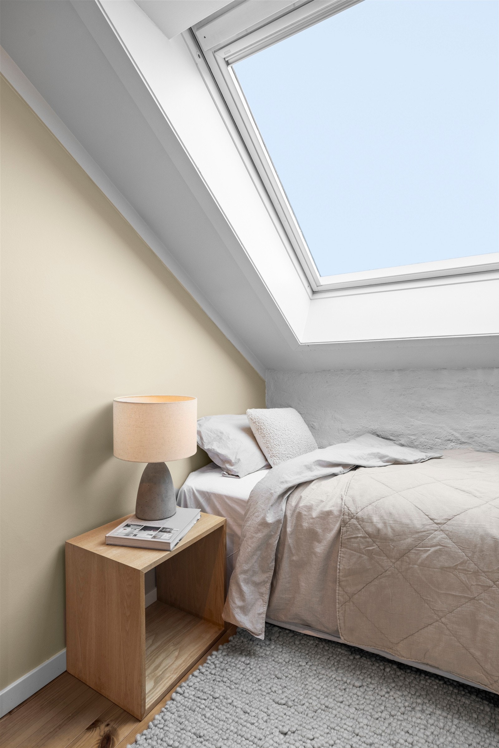 Det store skråvinduet slipper inn rikelig med naturlig lys, noe som gjør rommet lyst og trivelig. Galleribilde