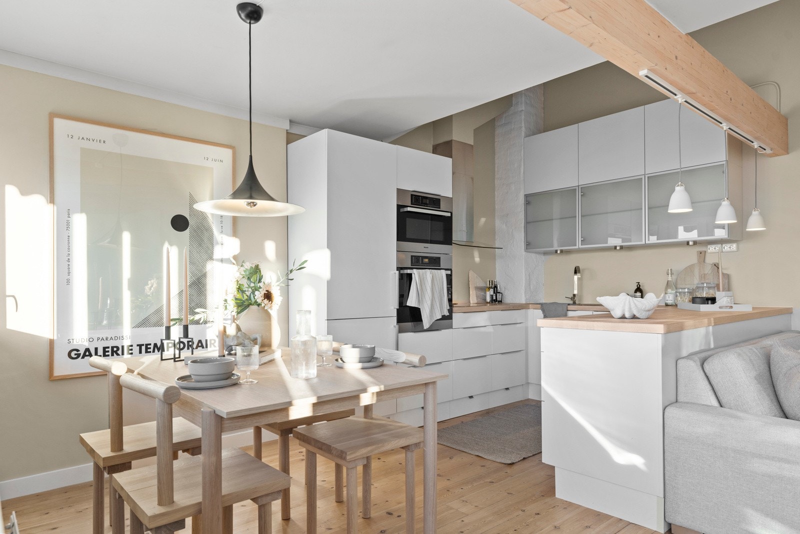 Innbydende kjøkken fra HTH med Miele kvalitets hvitevarer Galleribilde