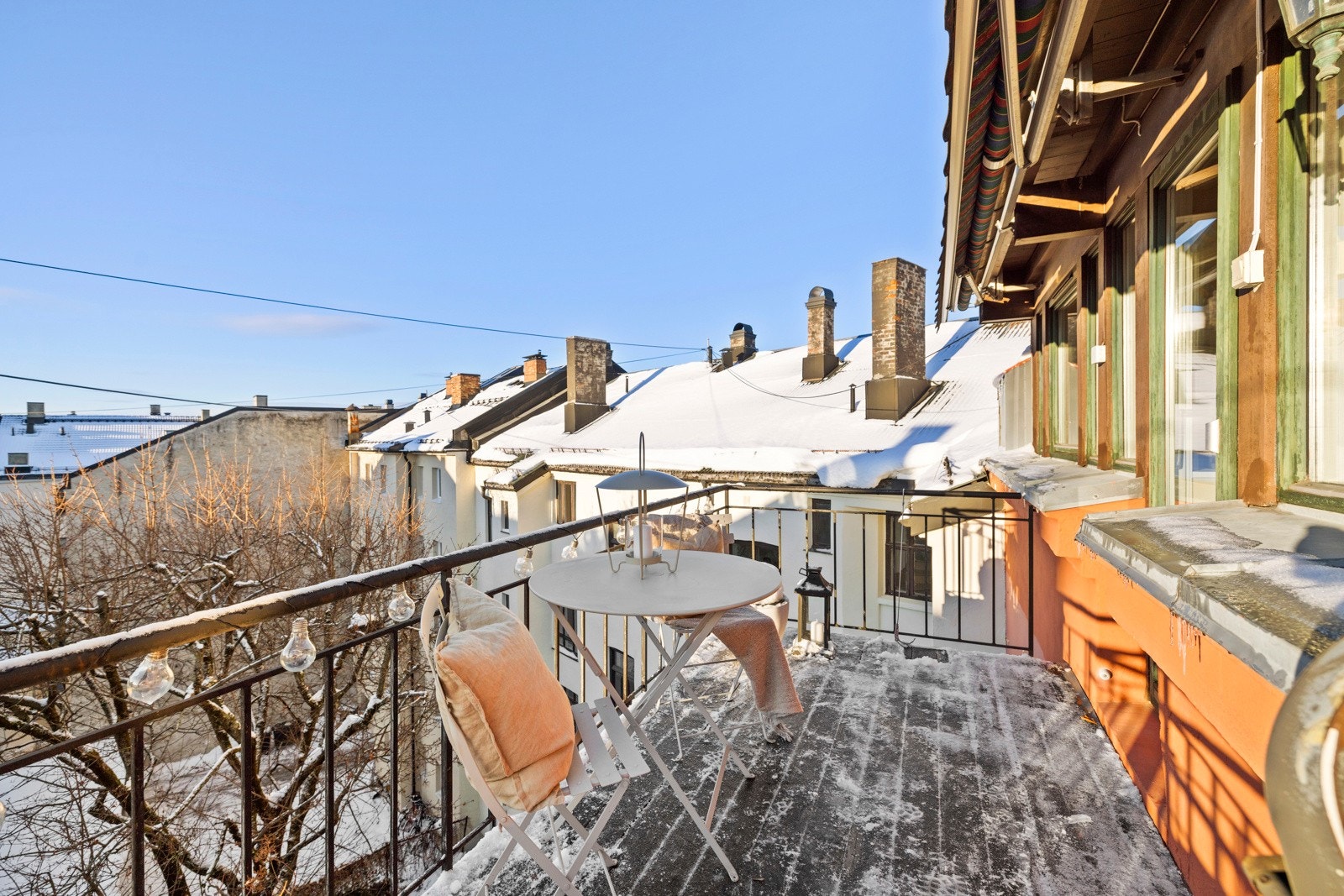 Leiligheten ligger i øverste etasje, noe som gir en fantastisk utsikt. Balkongen har plass til å møbleres med sittegruppe Galleribilde