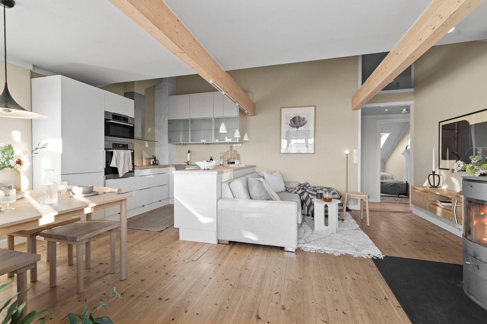 Leiligheten har et gulvareal på 59 kvm og byr på en åpen stue som gir et sosialt og innbydende rom. Galleribilde