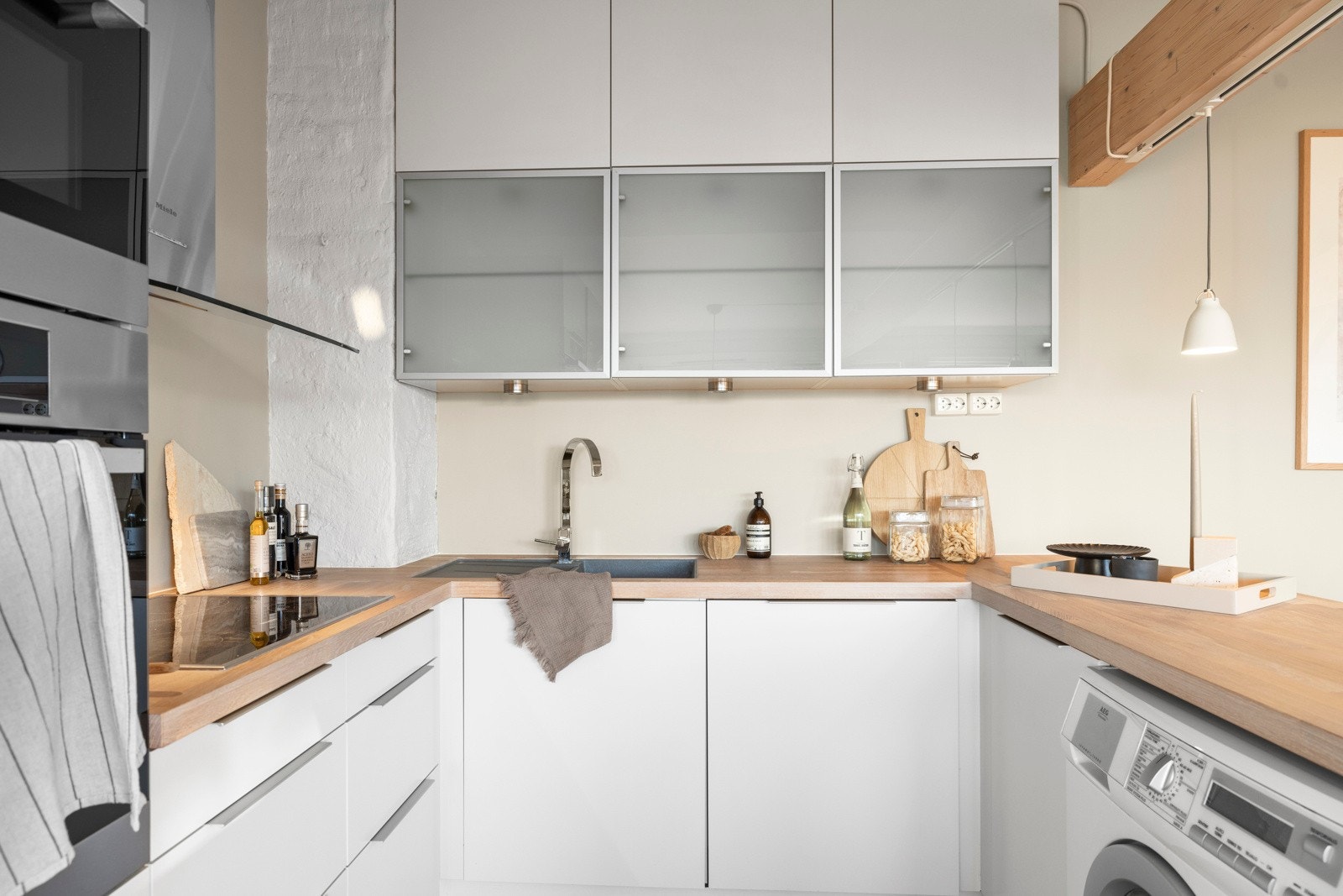 Kjøkkenet er tilrettelagt med opplegg for platetopp, oppvaskmaskin, kombimaskin (vask og tørk), stekeovn, mikrobølgeovn og kombiskap for kjøl/frys. Galleribilde