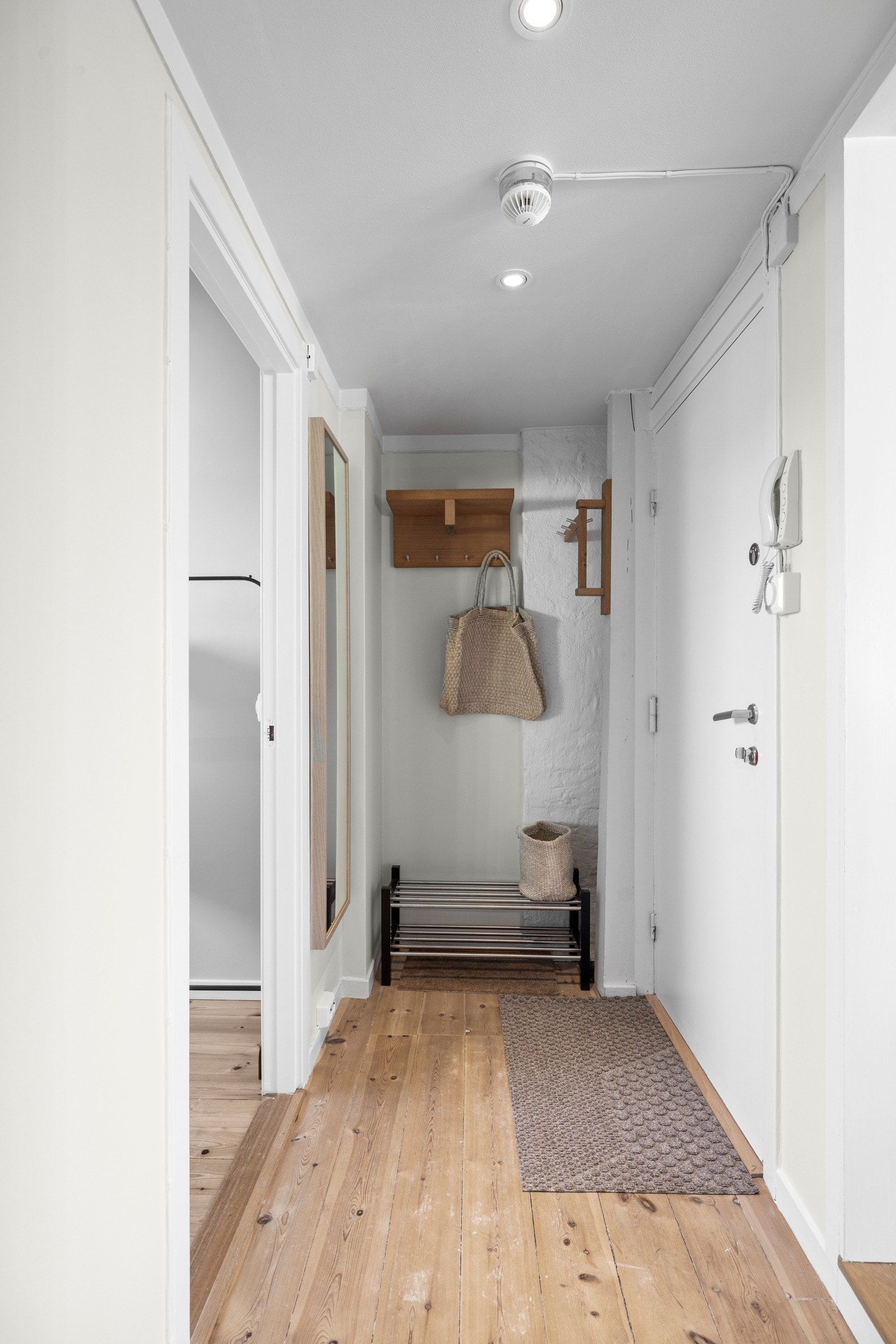 Hyggelig inngangsparti som gir et godt inntrykk av hva boligen har å by på. Klær og diverse kan enkelt henges på knagger, og kan oppholdes ytterligere i garderobe nisje. Galleribilde