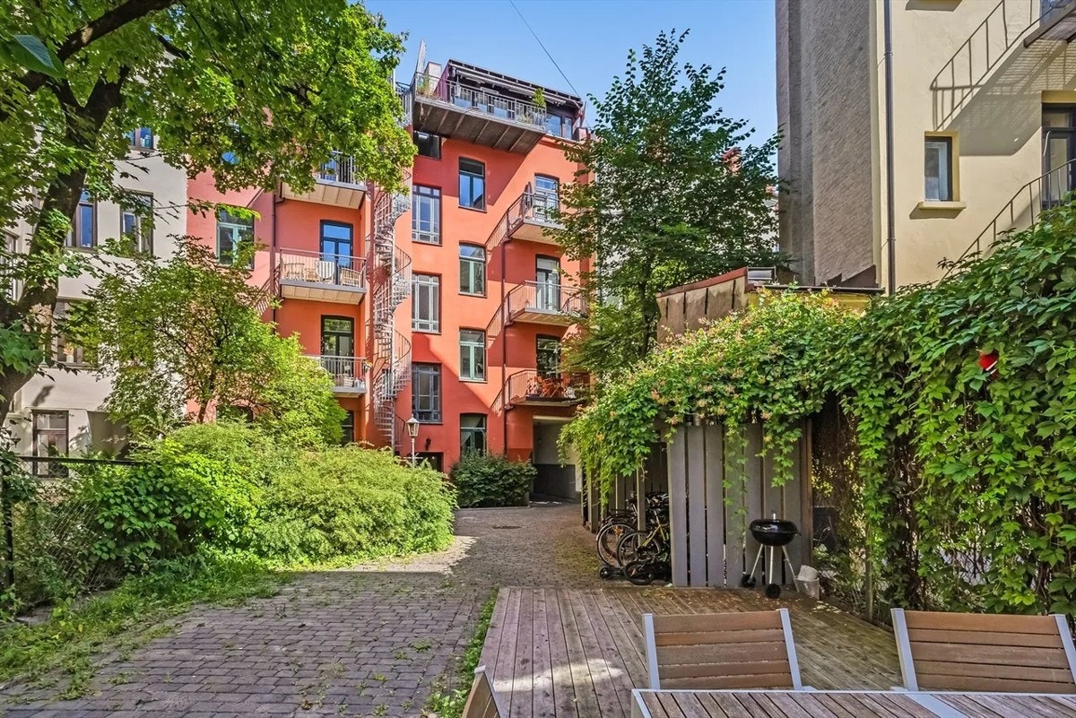 Pent opparbeidet bakgård med flott beplantning Galleribilde