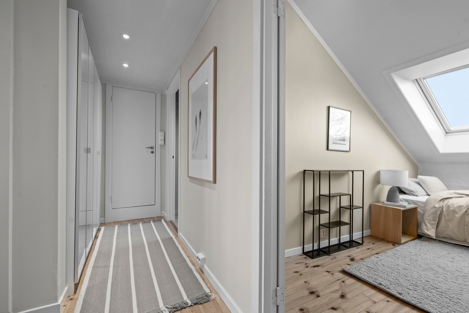 Fra gangen er det tilgang til leilighetens andre soverom. Galleribilde