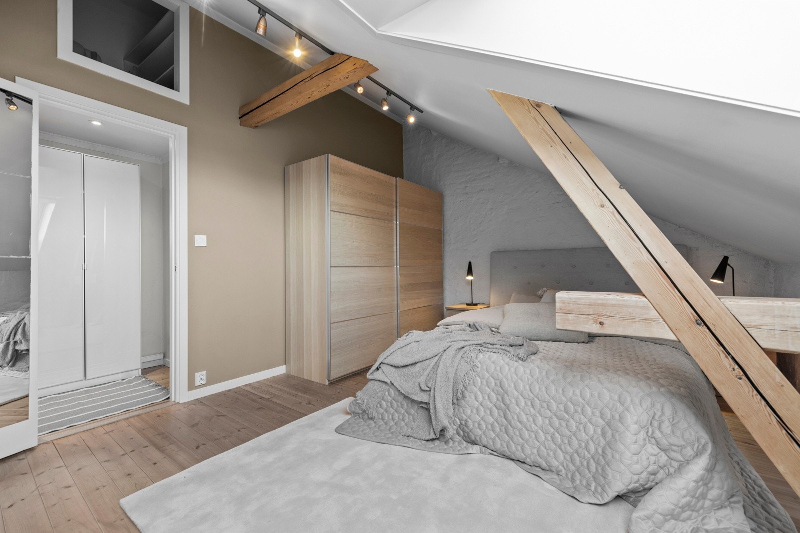 Dobbel garderobeløsning, samt en praktisk oppbevaringshems over døren, som gir rikelig med oppbevaringsmuligheter. Galleribilde