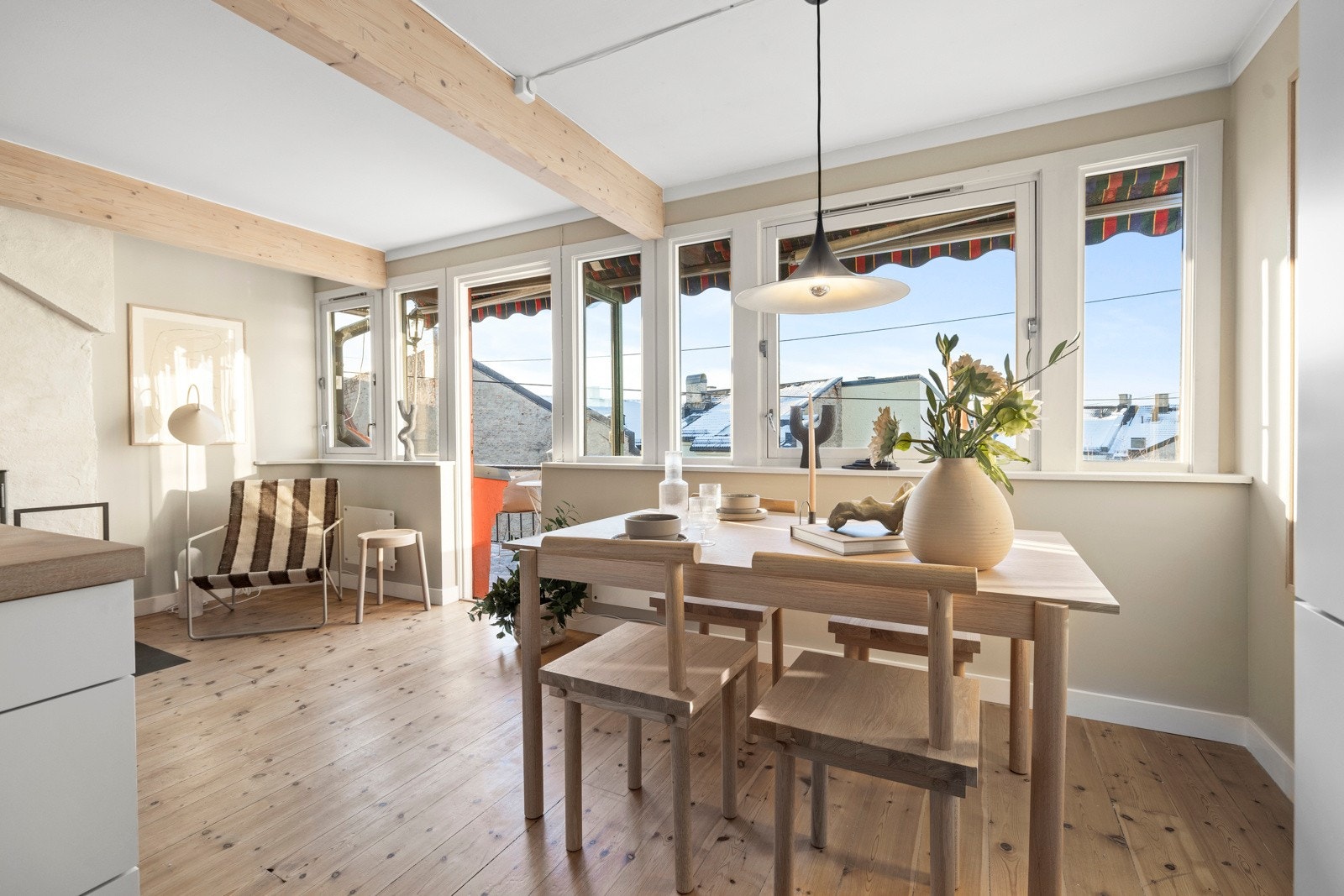 Leiligheten har særdeles bra lysforhold og pent utsyn Galleribilde