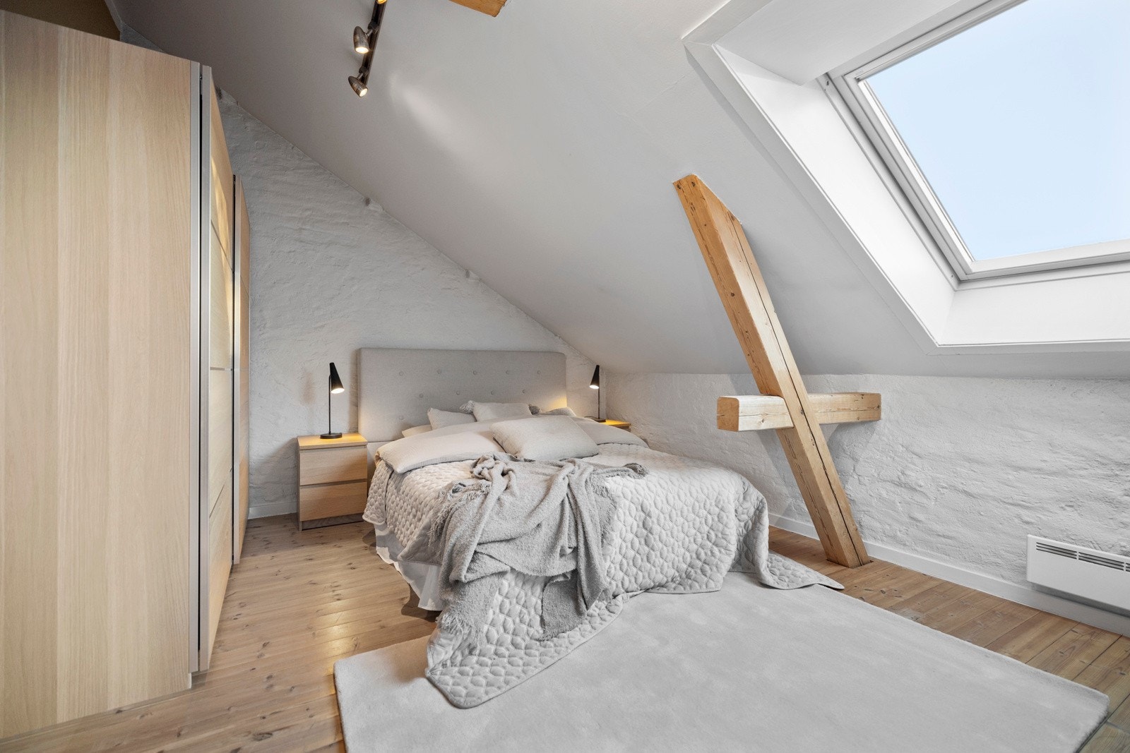 Romslig soverom med god plass til dobbeltseng, nattbord og garderobe. Galleribilde